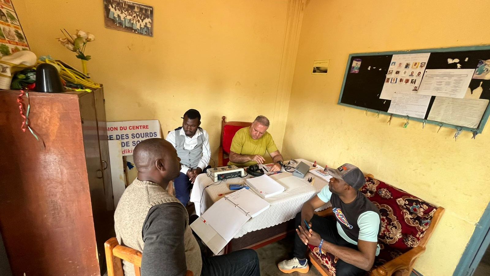 Carlos Martin, el hermano mayor, realizando pruebas médicas a los cameruneses