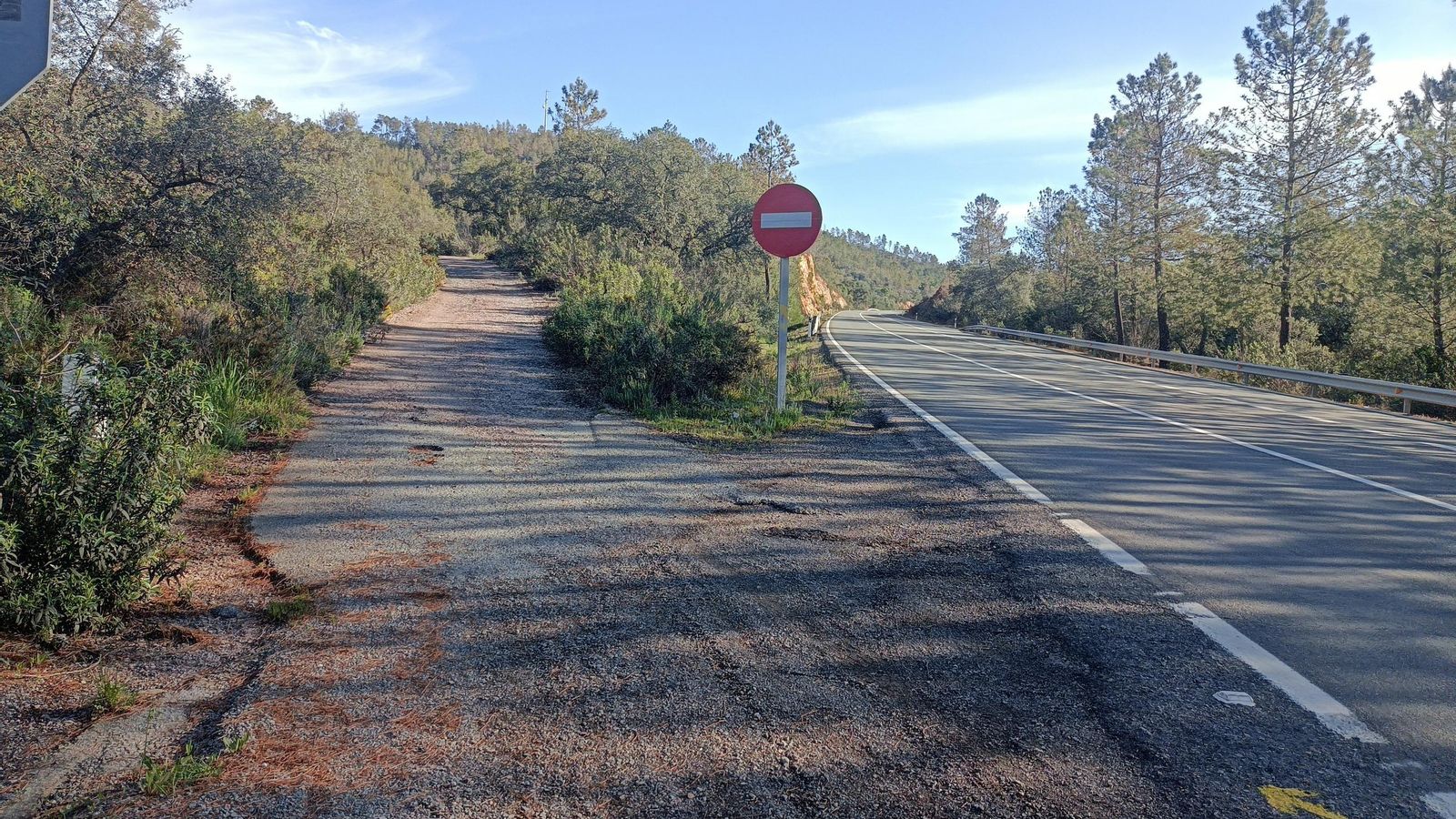 Aquí nos separamos de la carretera para terminar de subir a Campofrío por pistas de tierra.
