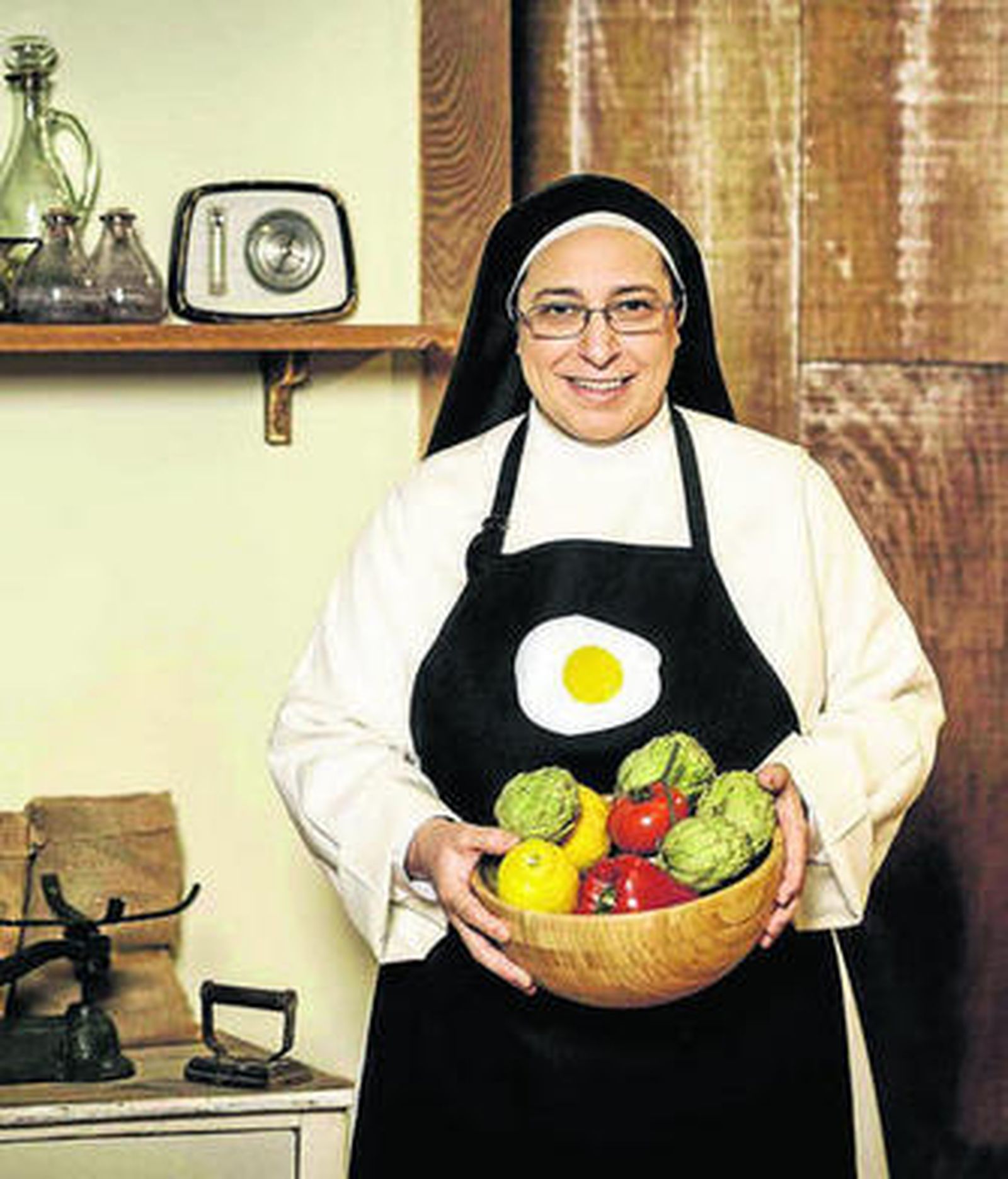 Sor Lucía Caram posa con el delantal de Canal Cocina.