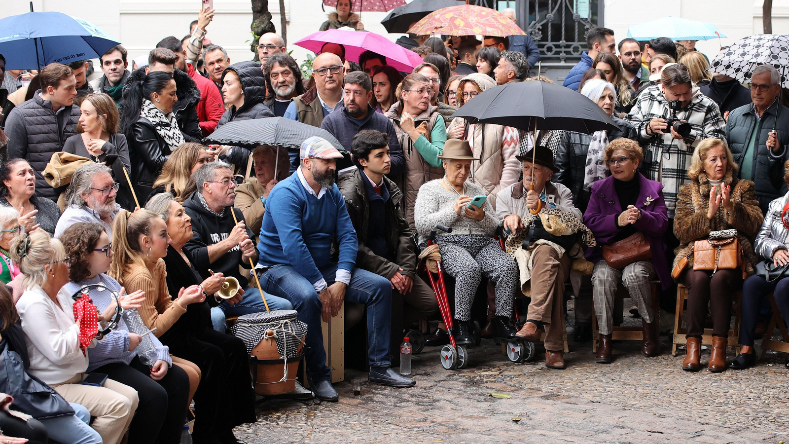 Ambiente de fiesta pasado por agua en las zambombas de Jerez