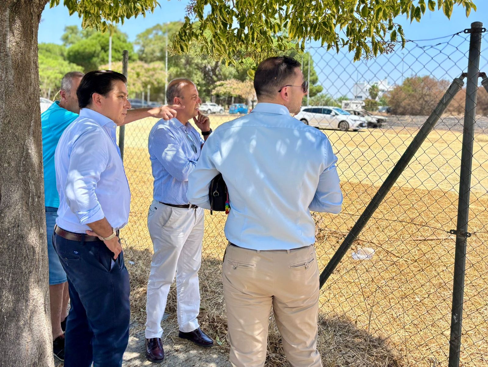 Antonio Fernández, portavoz de Vox, junto al concejal Ignacio Soto y vecinos en Pozoalbero.