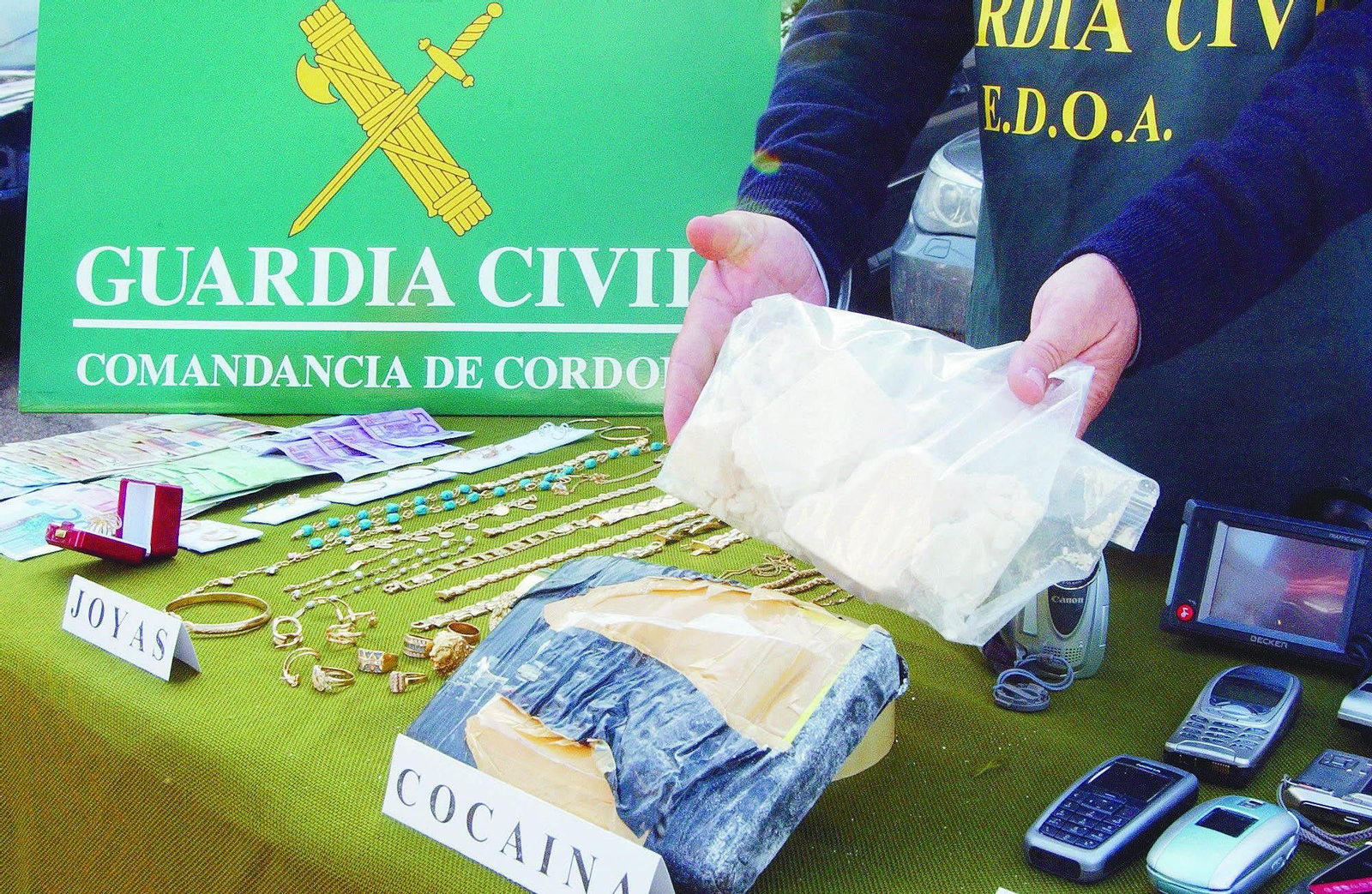 Un agente de la Guardia Civil muestra cocaína incautada.