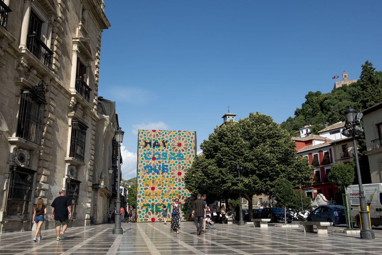 1. Un mural de once metros decorará estos días Plaza Nueva con la instalación de la artista Raquel Rodrigo titulada 'Hay cosas que necesitan tiempo'. 2 y 6. El artesano Nacho Carbonell ha utilizado 16.000 botellas y cinco meses de trabajo para crear su espacio único de 'El Patio', ubicado en la Plaza del Carmen. 3. Mau Morgó es el autor de 'Perspectiva', una obra hecha con 102 piezas de cristal talladas en la Granja de San Ildefonso. 4. 'Para. Mira. Toca', la creación de Álvaro Catalán de Ocón. 5. 'Parar', obra de Martín Azúa. 7. Presentación de la plataforma, ayer en el patio del Ayuntamiento.