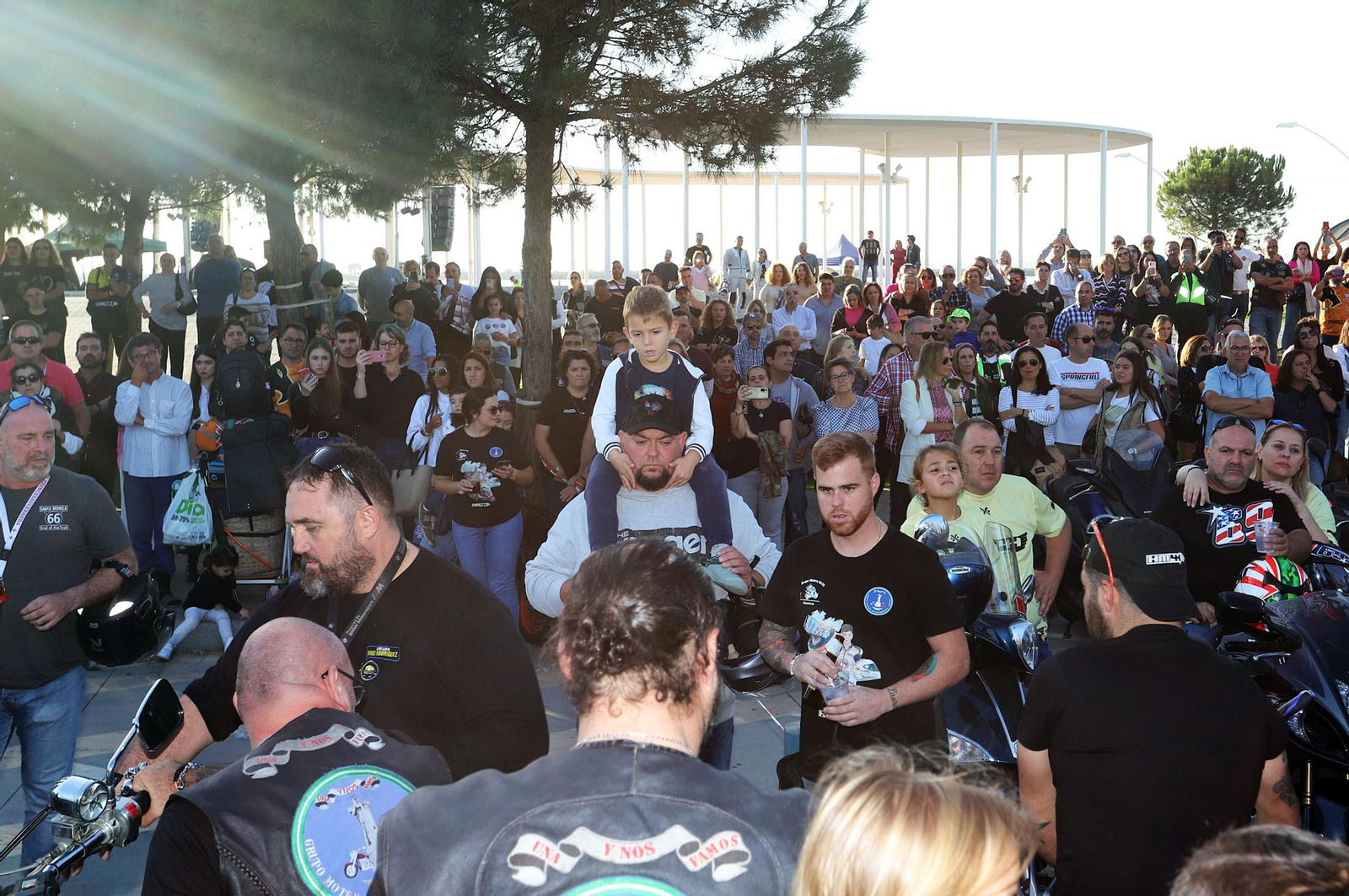 Imágenes del monumento a Súper Hugo en la rotonda frente al Nuevo Colombino