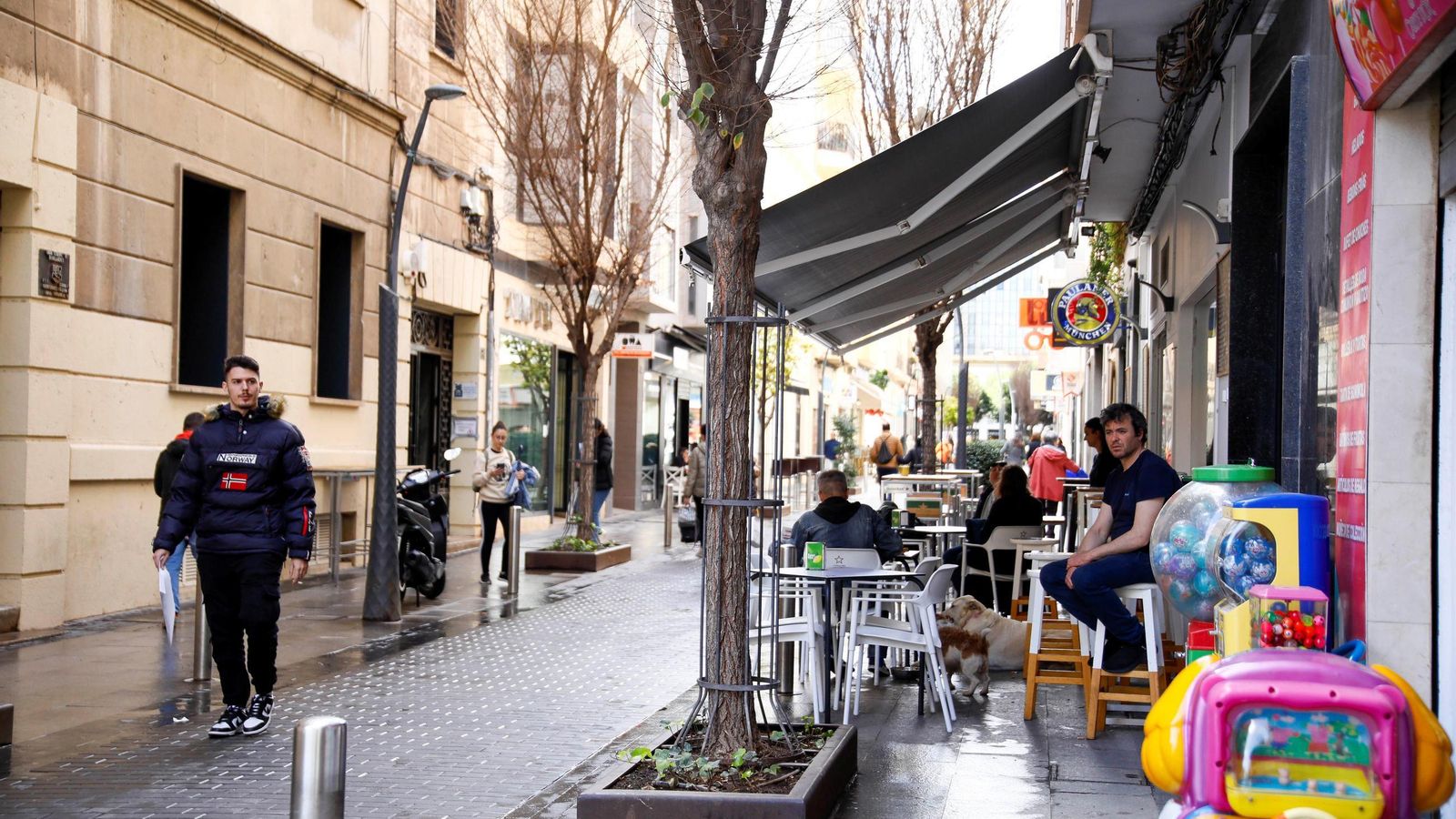 A media mañana, los bares se empiezan a animar.