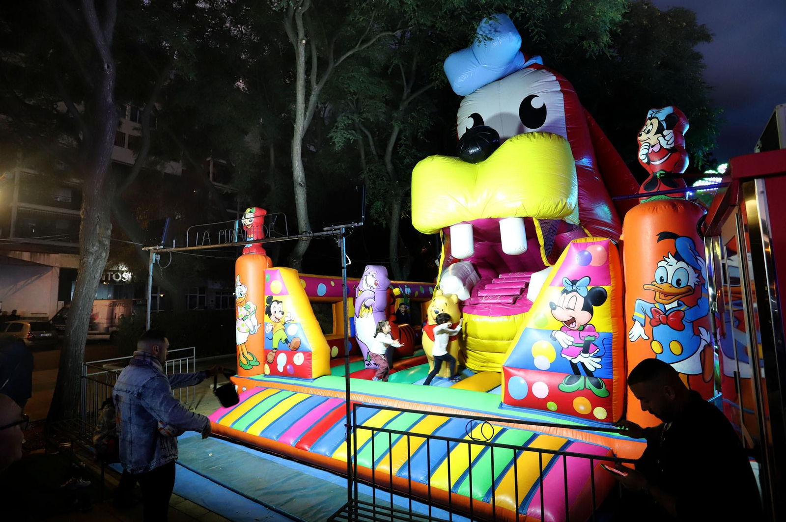 Imágenes del ambiente en la carpa y cacharritos de San Sebastián