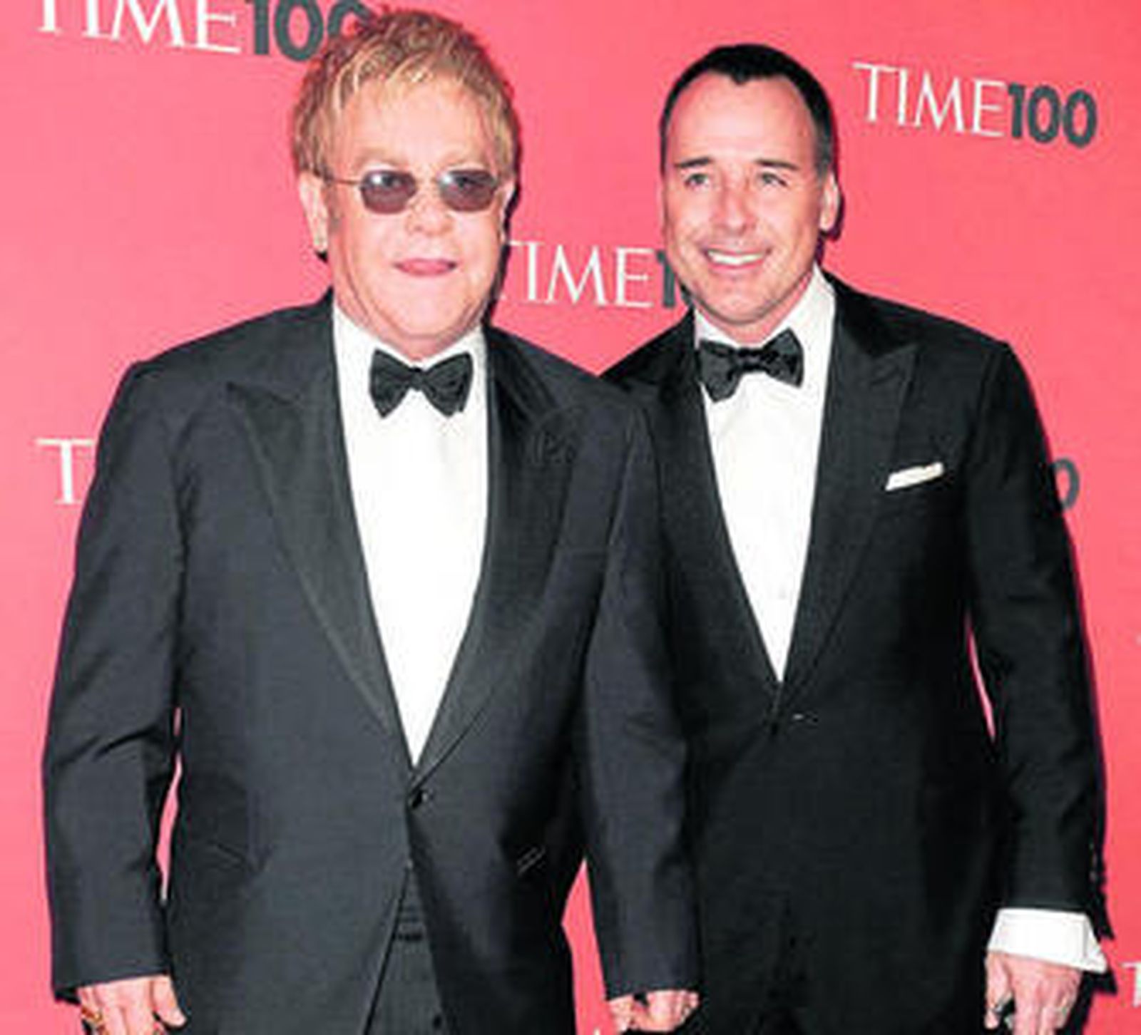 Elton John y su marido, padres gracias a un vientre de alquiler