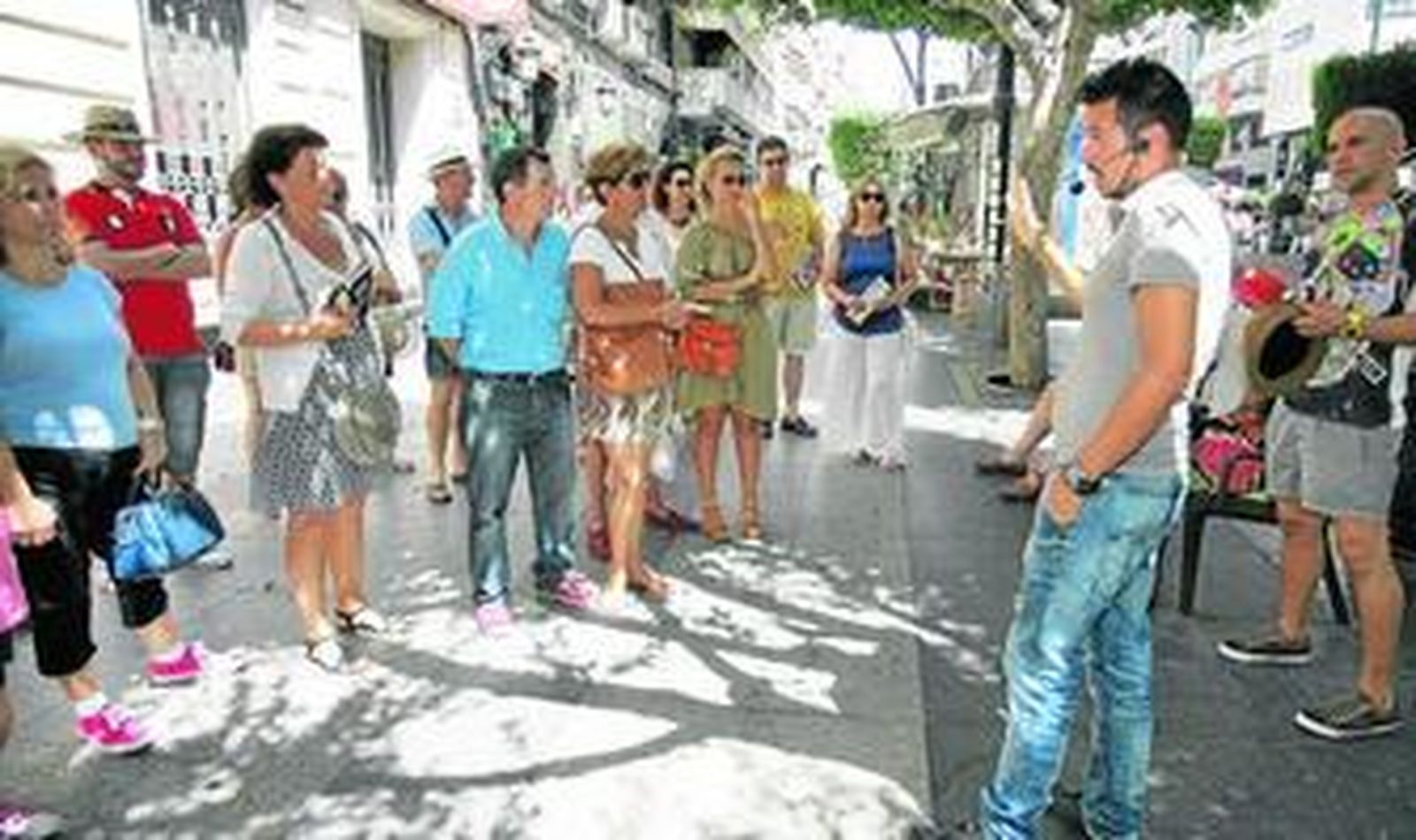 Almerienses y turistas procedentes de todo el país disfrutaron de las dos visitas guiadas.