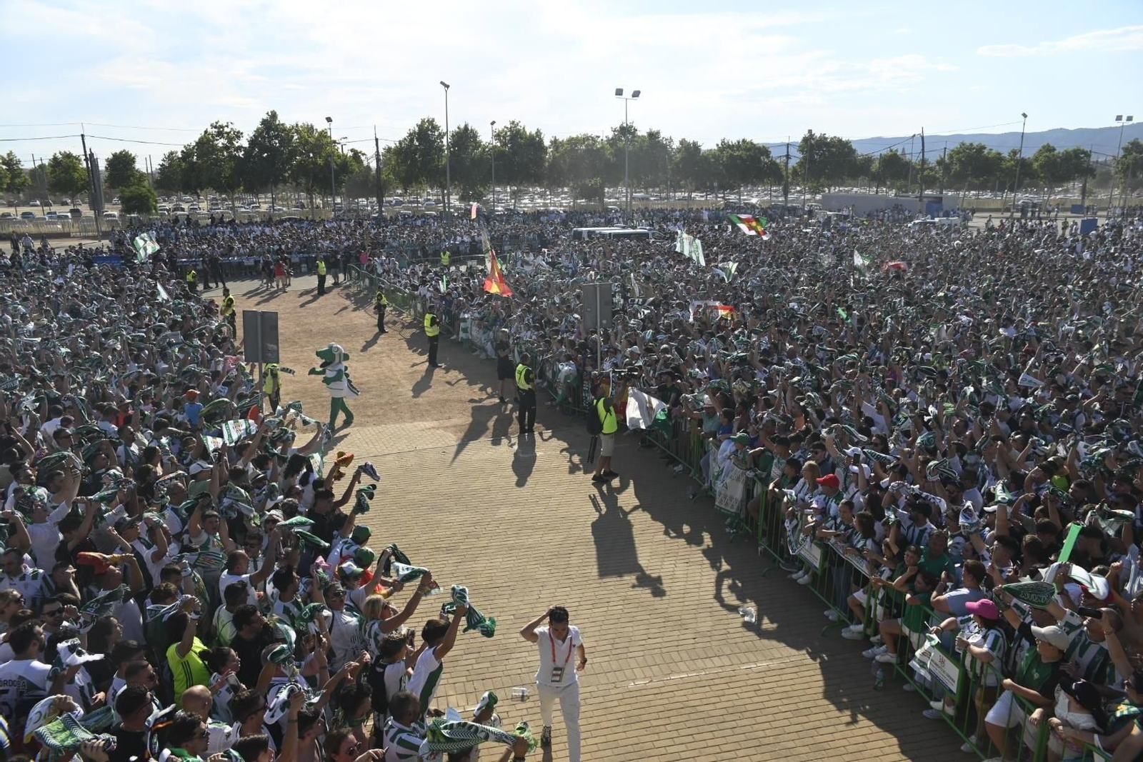 Las mejores imágenes del espectacular recibimiento a los jugadores del Córdoba CF antes de la final por el ascenso