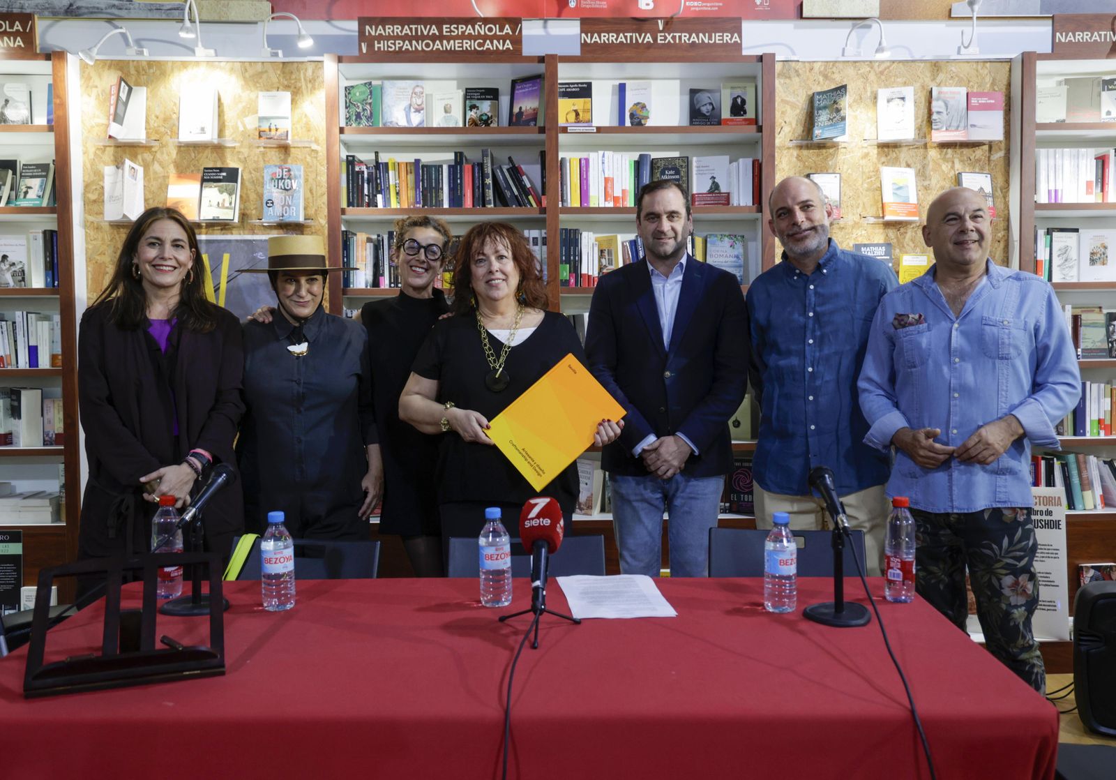 Nieves de la Calle Porta, a la izquierda, y Macarena Navarro-Reverter, en el centro, durante la presentación del libro.