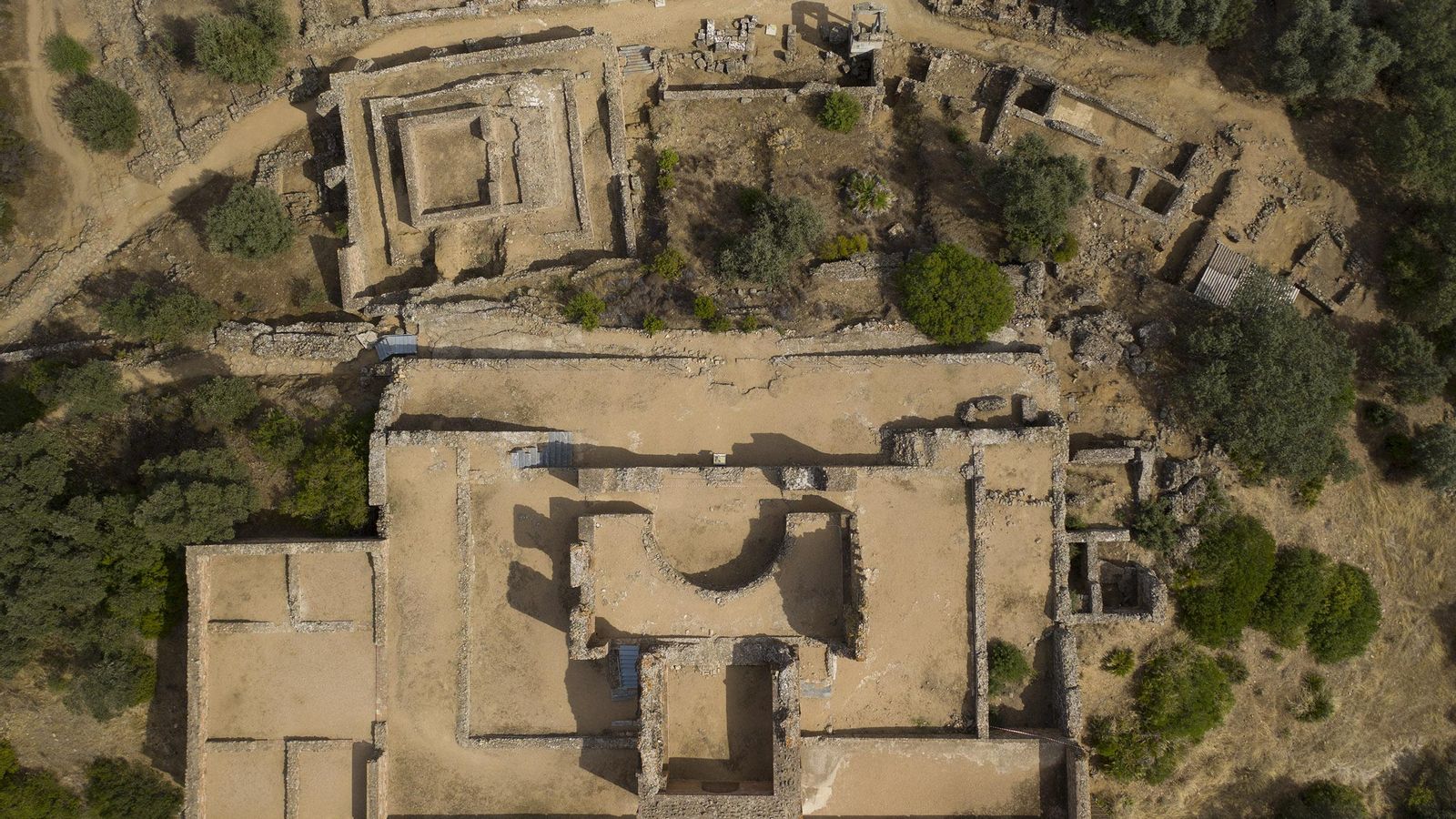 Los restos de Munigua, con el santuario dedicado a diosa Fortuna y a Hércules en primer plano.