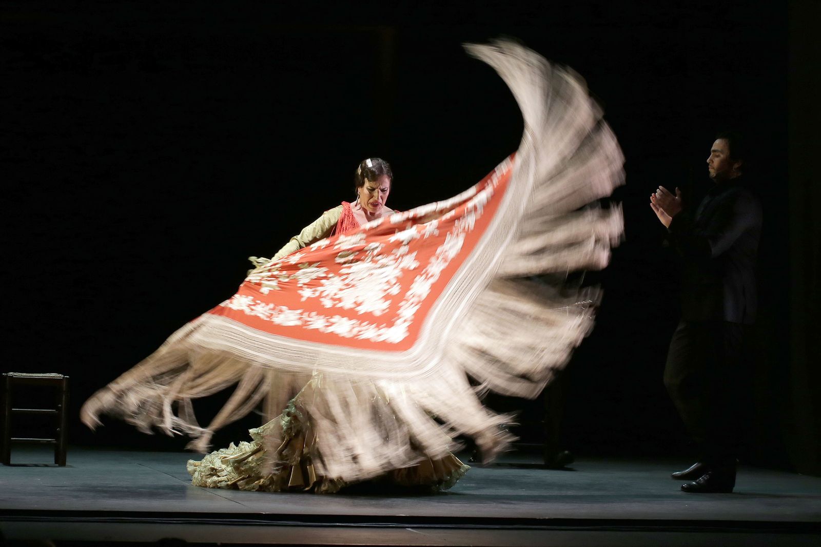 Guadalupe Torres baila con el mantón y bata de cola en el número por fandangos a ritmo de soleá.