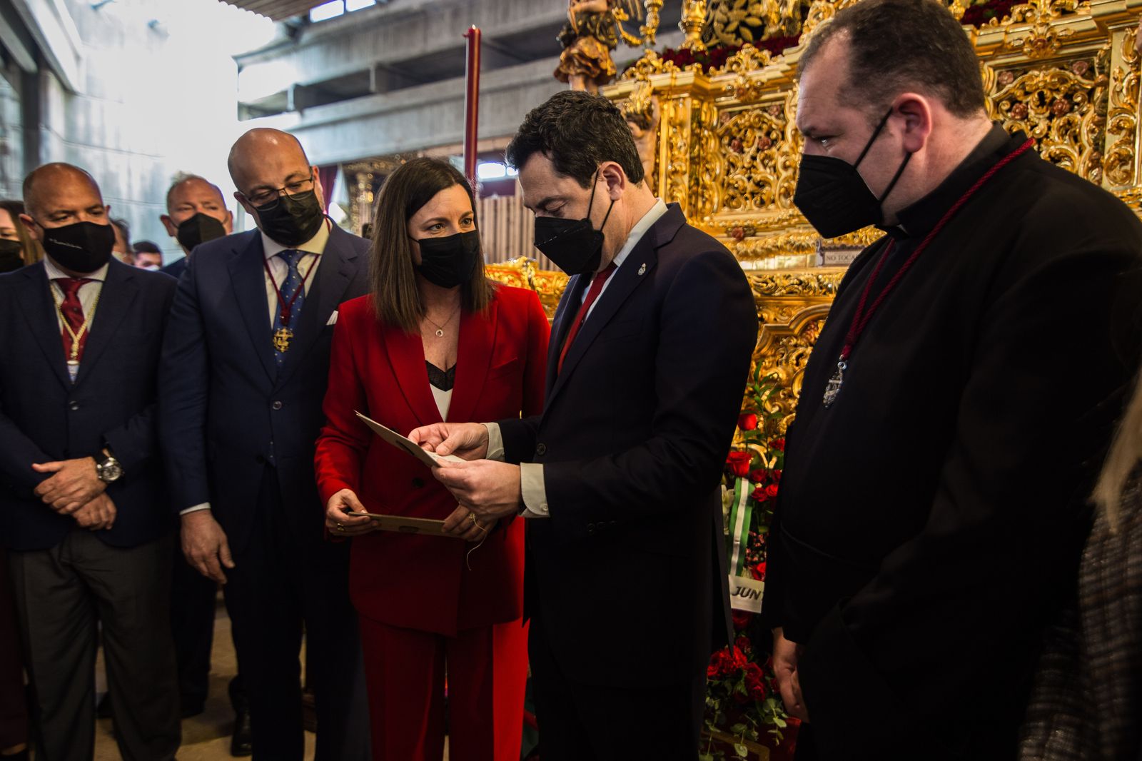 Así ha sido la visita del presidente de la Junta a las hermandades del Lunes Santo de San Fernando