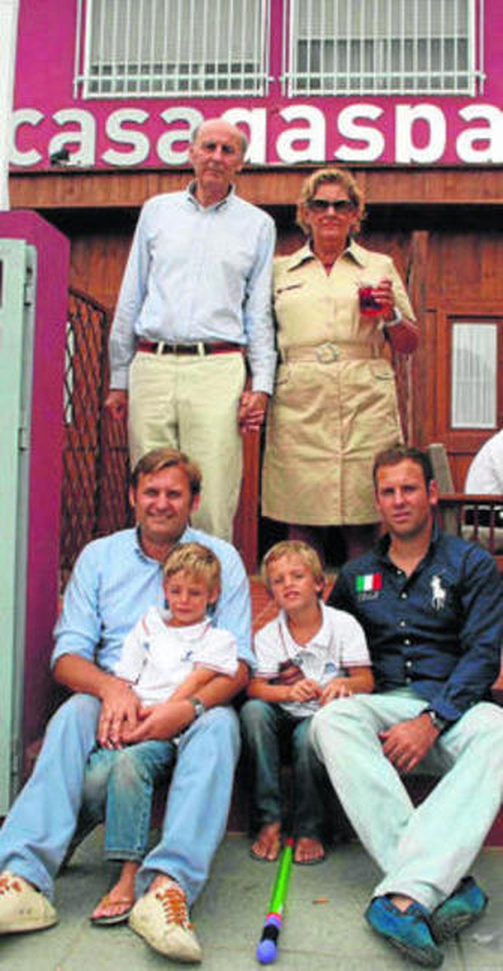 Familia Domínguez-Fhima al completo. Arrriba, los padres. Sentados los hijos y sus hijos. Las generaciones van tomando el relevo en Casa Gaspar.