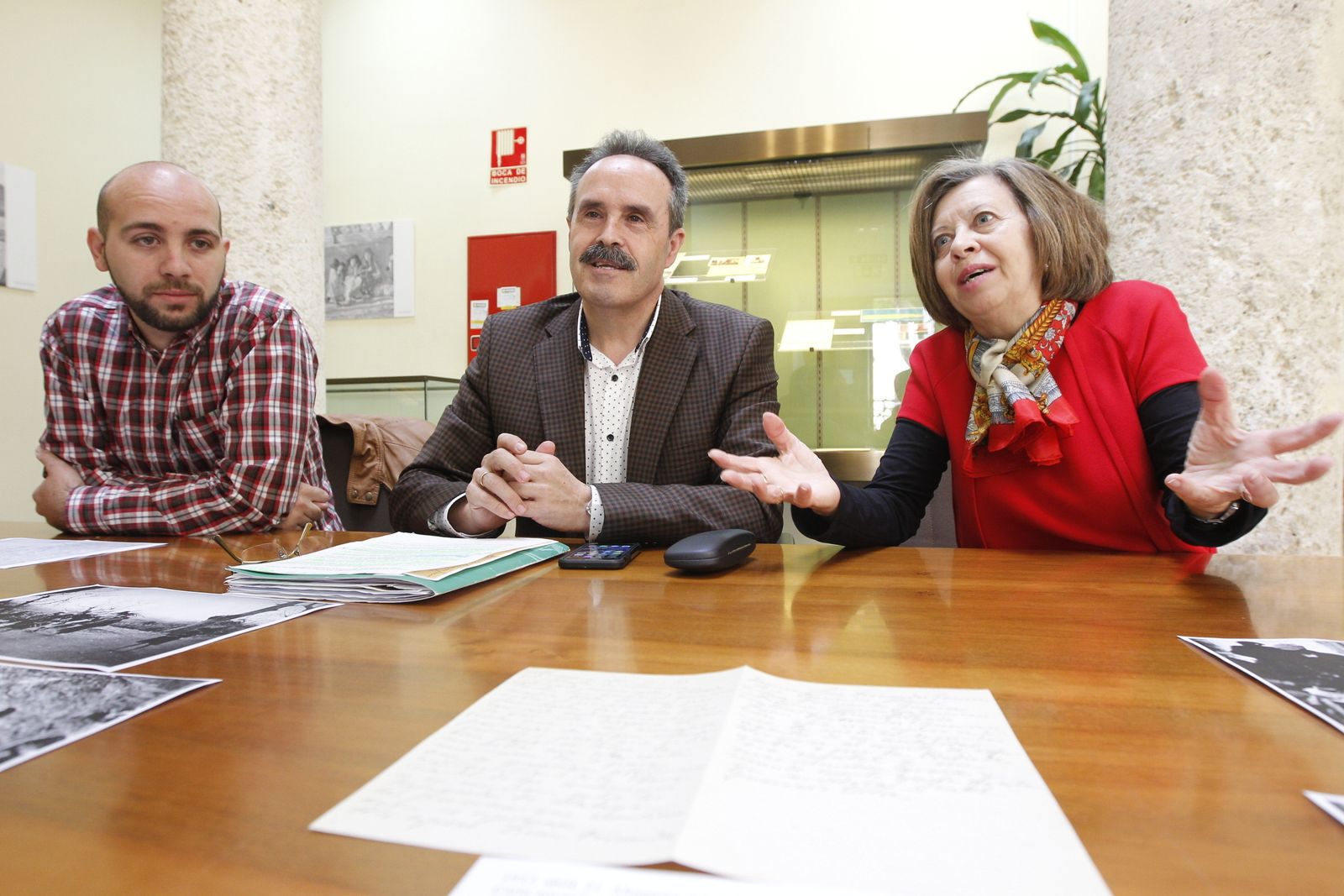 El delegado de Cultura, Alfredo Valdivia junto a Francisco Colomina y María Luisa Andrés.