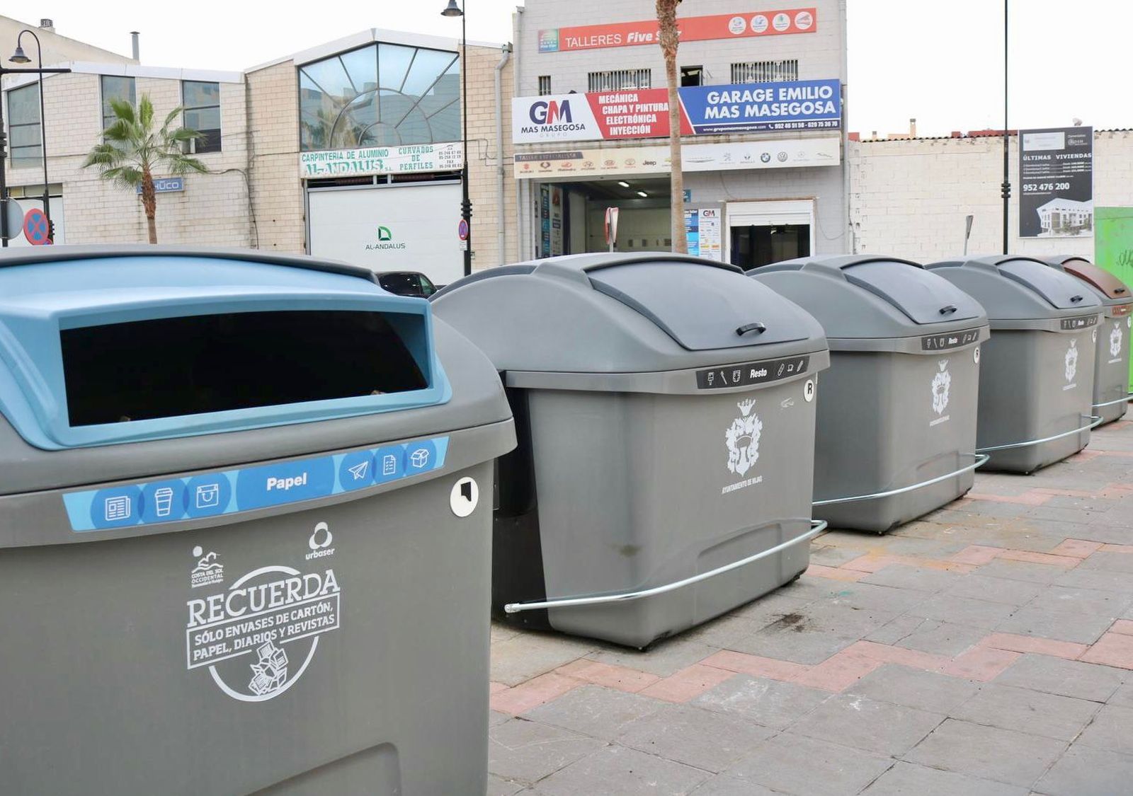 Una línea de contenedores de reciclaje instalada en Las Lagunas.