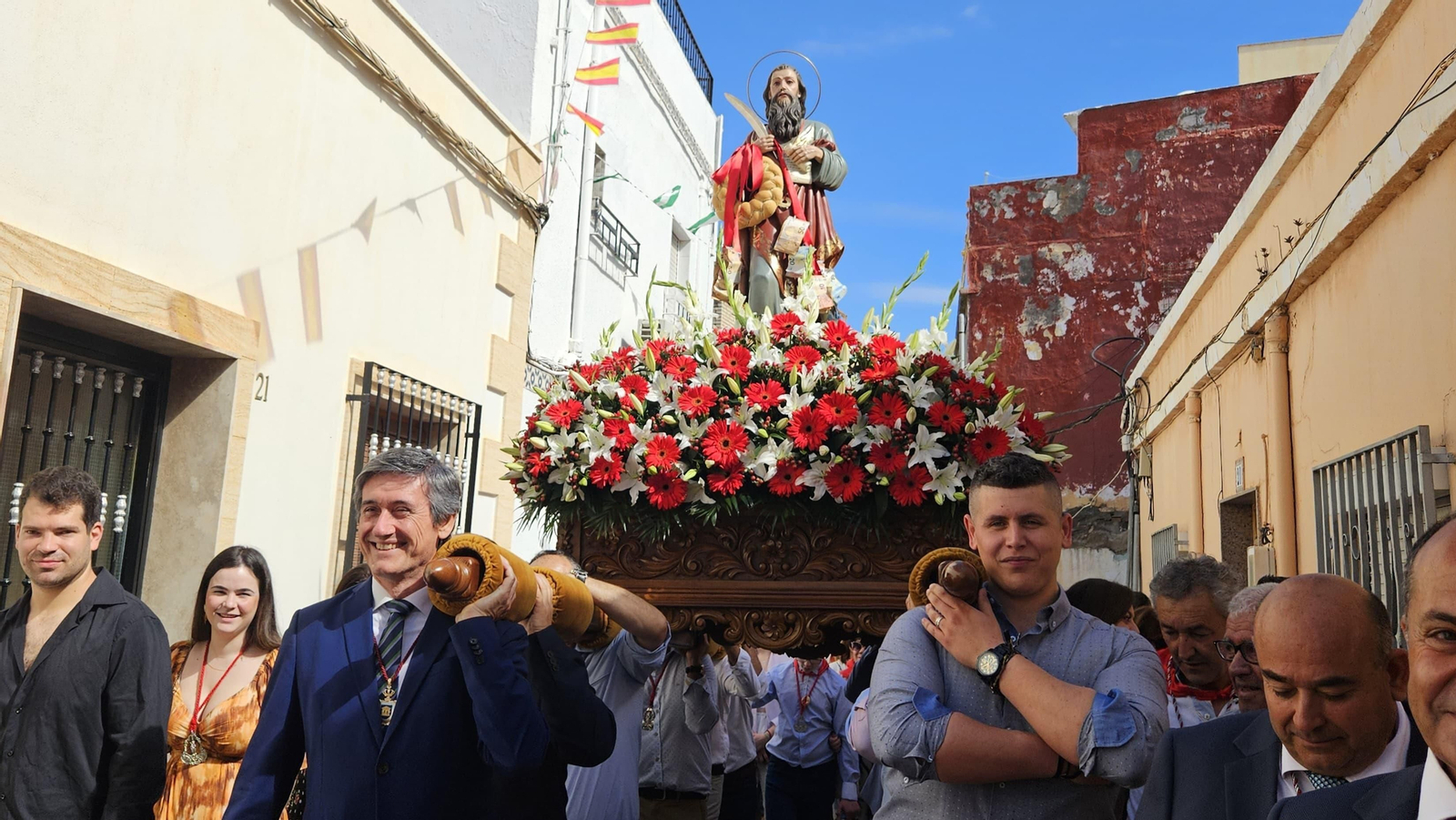 El alcalde de Adra porta a San Marcos durante la procesión. El alcalde de Adra porta a San Marcos durante la procesión.