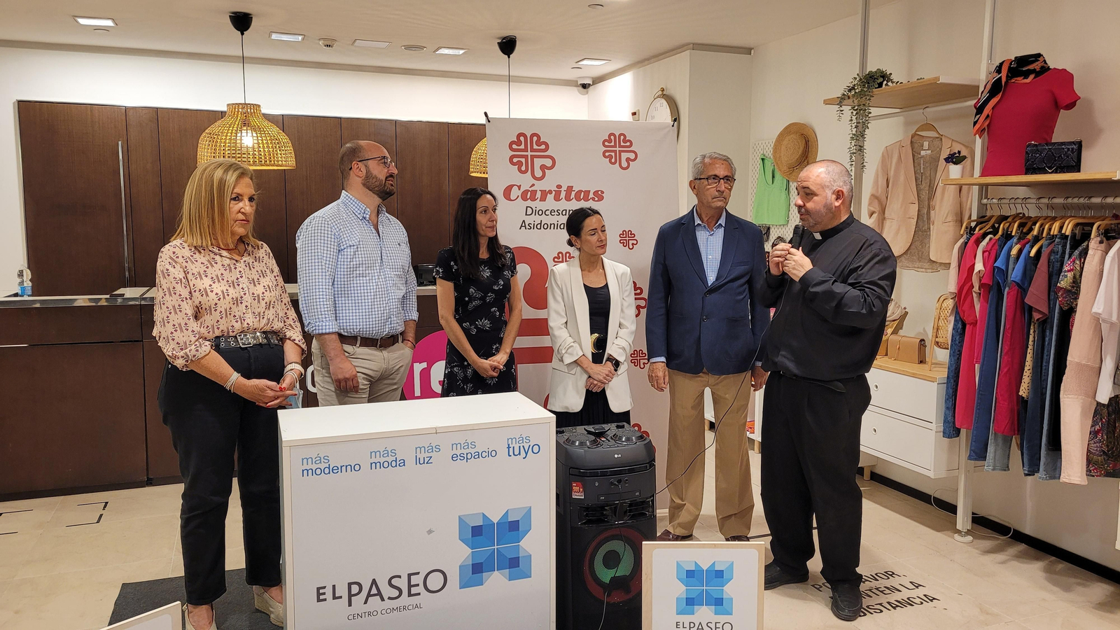Un momento de la inauguración de la tienda de Cáritas en El Paseo. Un momento de la inauguración de la tienda de Cáritas en El Paseo.