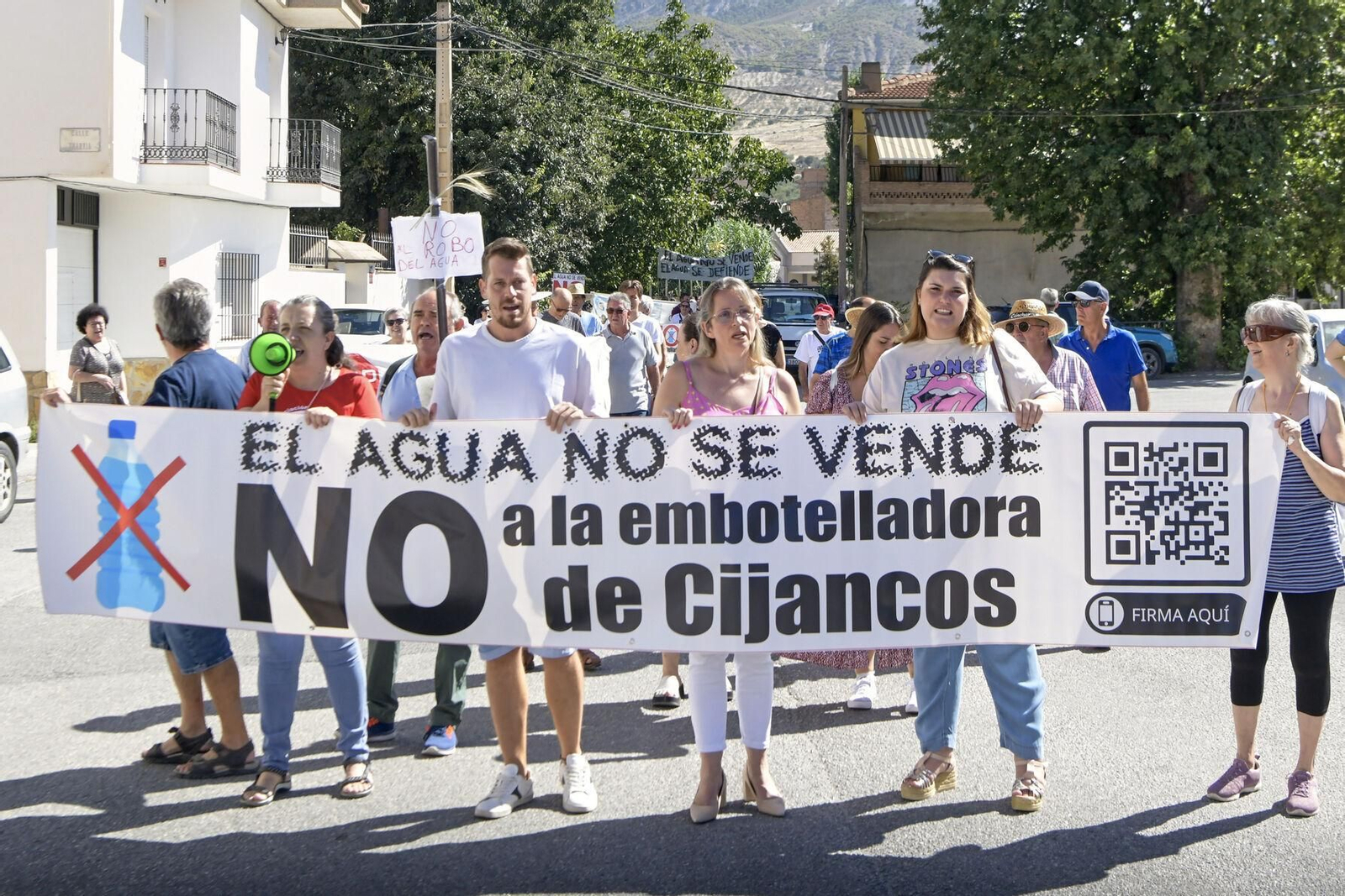 Así se han manifestado por las calles de Padul en contra de la embotelladora de Cijancos