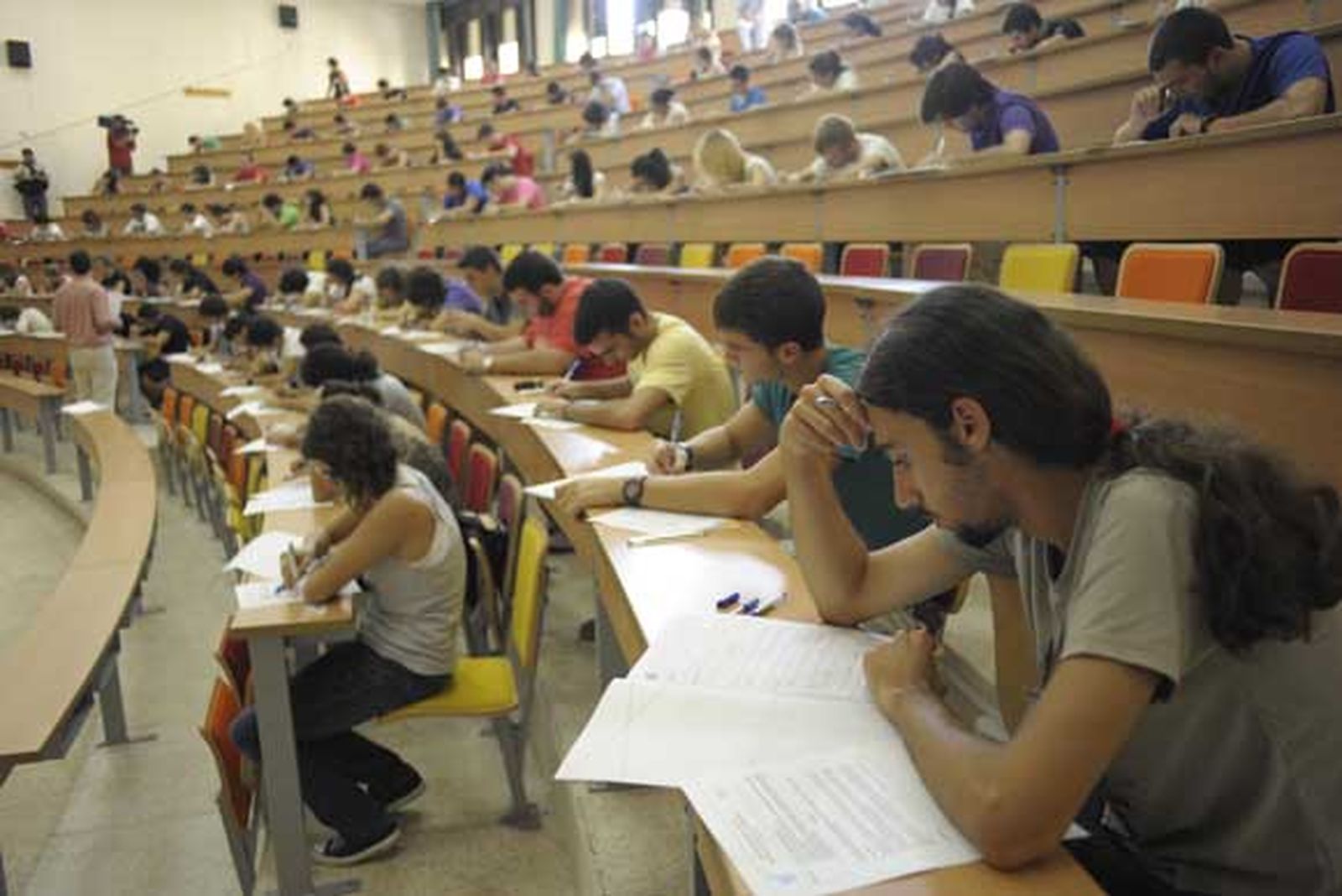 Machado, Descartes y Primo de Rivera, protagonistas del primer día de selectividad