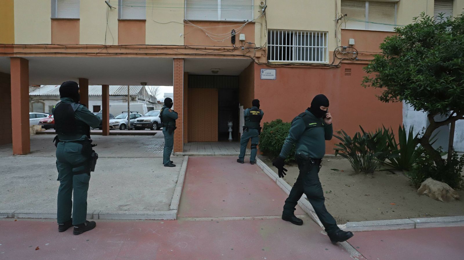 Fotos del registro de la Guardia Civil en la calle Guadalupe de La Línea