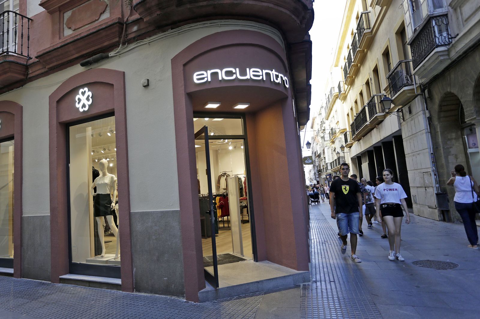 La empresa canaria Encuentro abrió el pasado jueves su nueva tienda en la calle San Francisco.