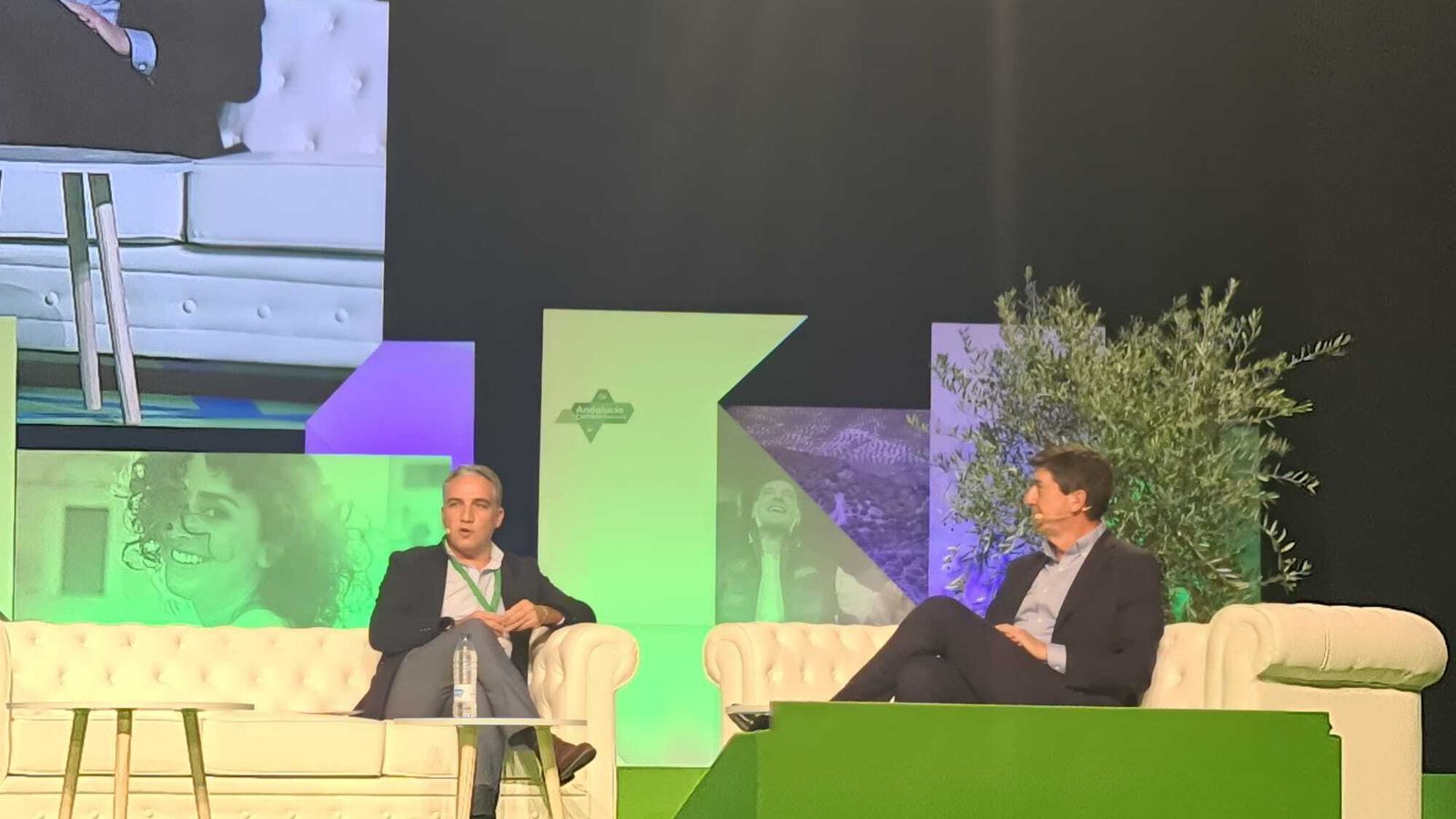 Juan Marín en el escenario del congreso del PP, entrevistado por Elías Bendodo