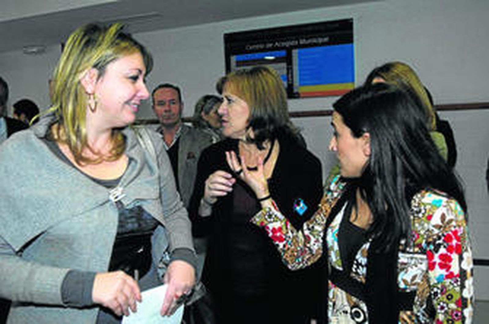 Sonia Durán, coordinadora del centro de Acogida, con las ediles Nieves Hernández y Emilia Barroso.