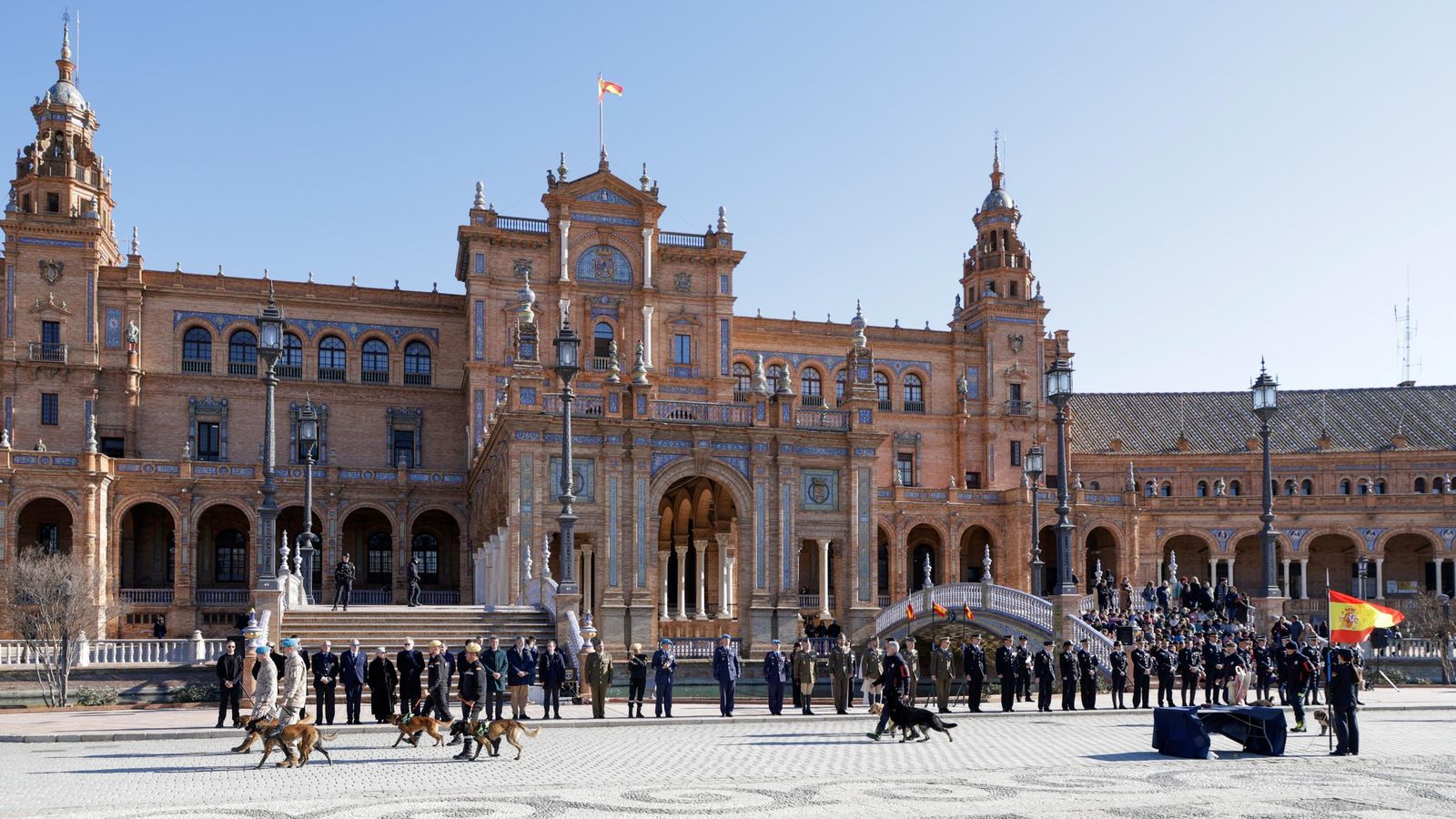Las imágenes de la celebración del día de San Antón por la Policía Nacional en la plaza de España