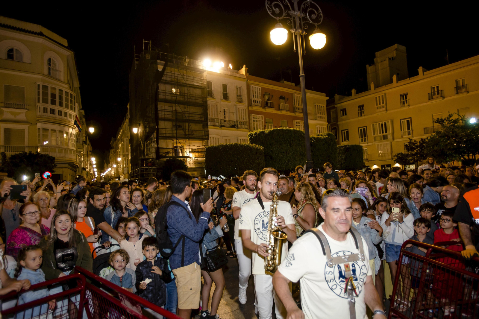 Noche de San Juan en Cádiz: Imágenes de la quema de los juanillos