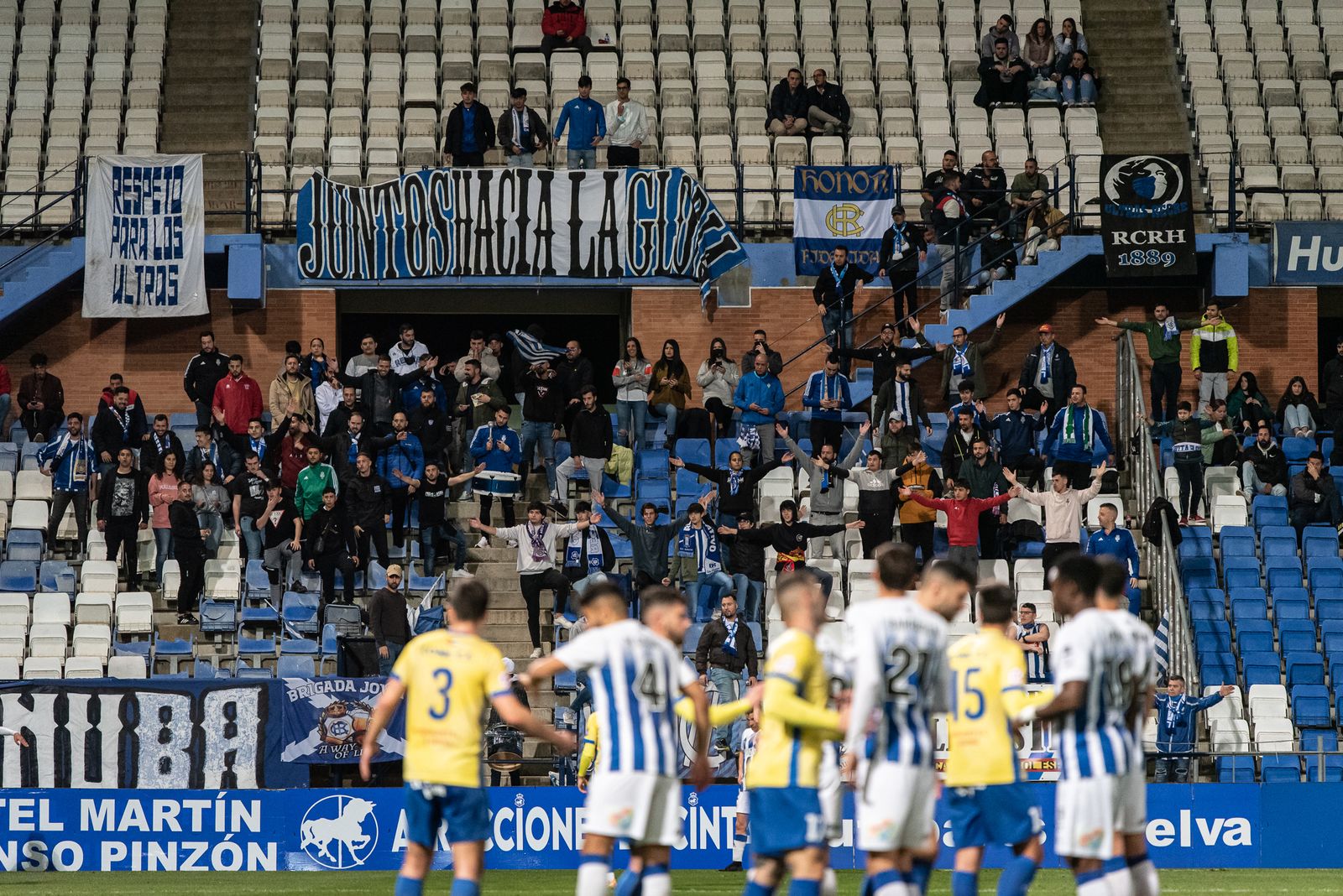 Imágenes del ambiente en las gradas del Recre - Conil
