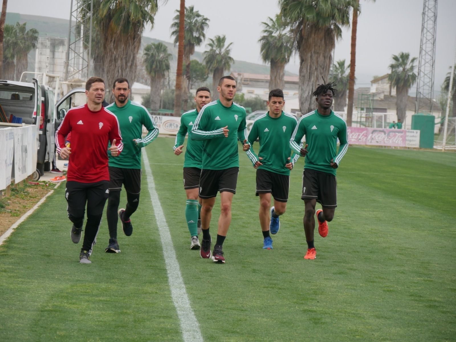 Víctor Salas, de rojo, hace carrera continua con los jugadores del Córdoba.