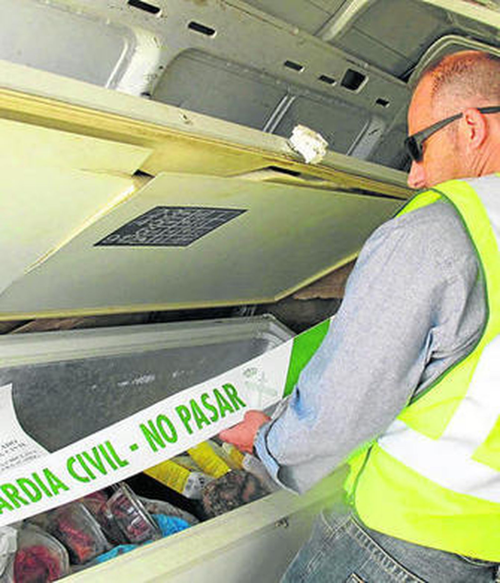 Un agente coloca un precinto a los alimentos requisados.