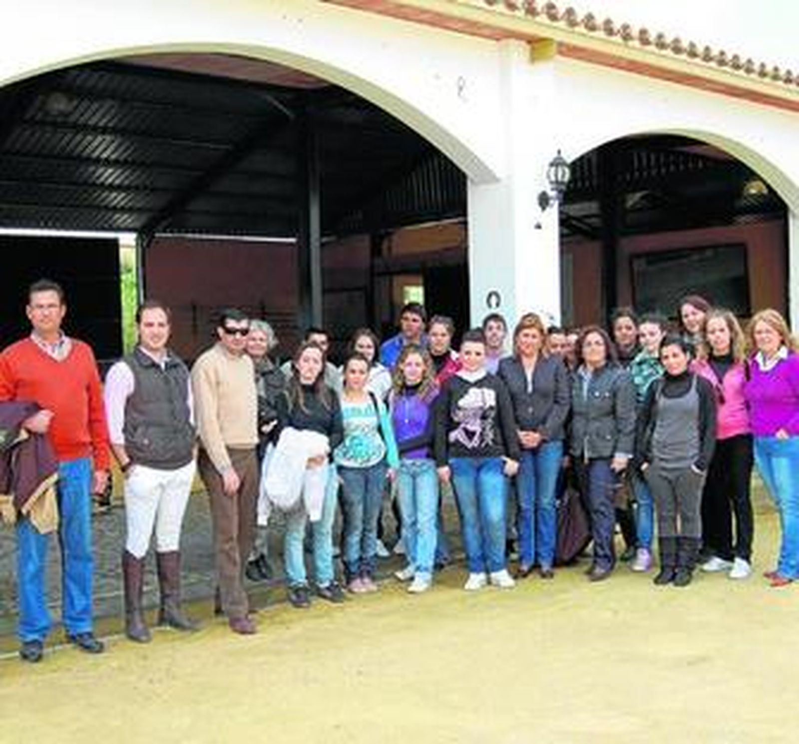 Alumnos y profesores con la alcaldesa en la inauguración de ayer.