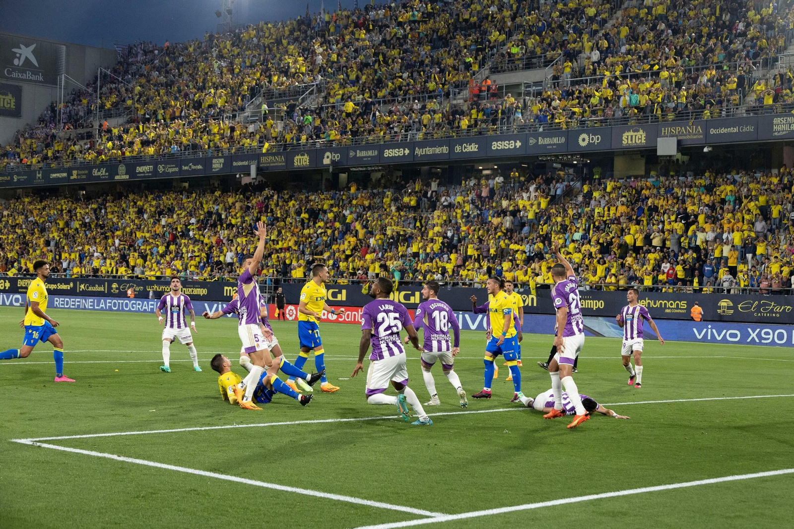 Todas las imágenes del Cádiz C.F.-Valladolid en el Nuevo Mirandilla