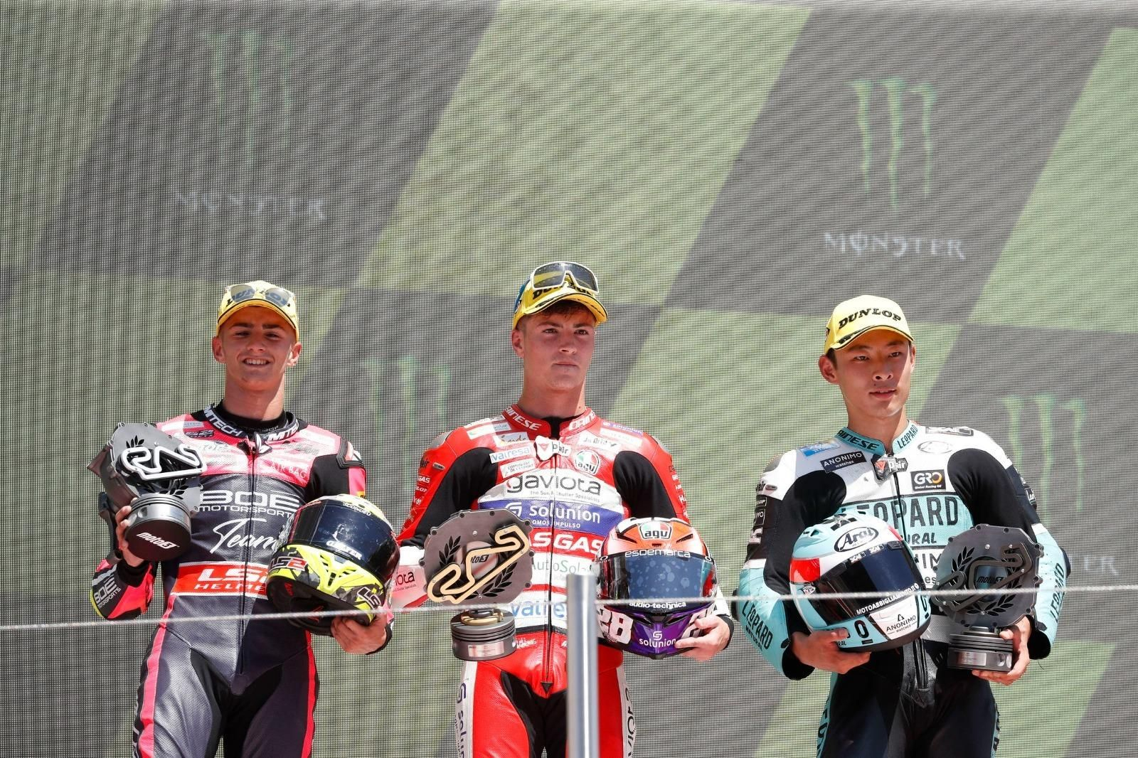 David Muñoz, a la izquierda, consigue el segundo puesto en el GP de Cataluña de Moto3.