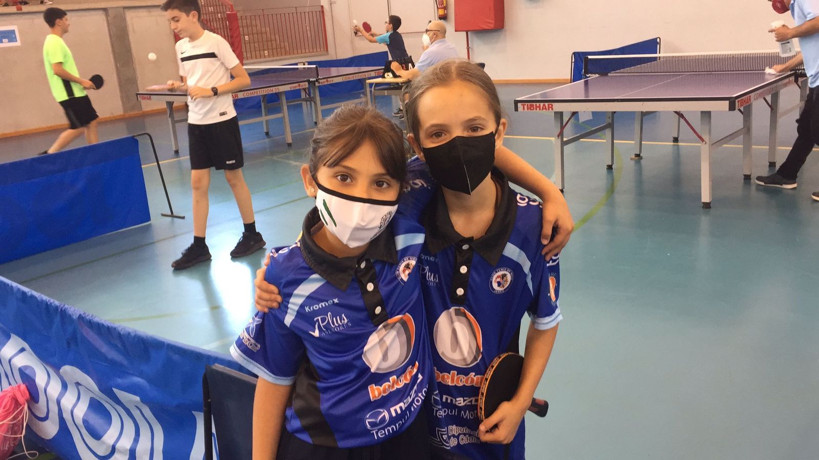 Nuria Vega, junto a una compañera del CTM Jerez.