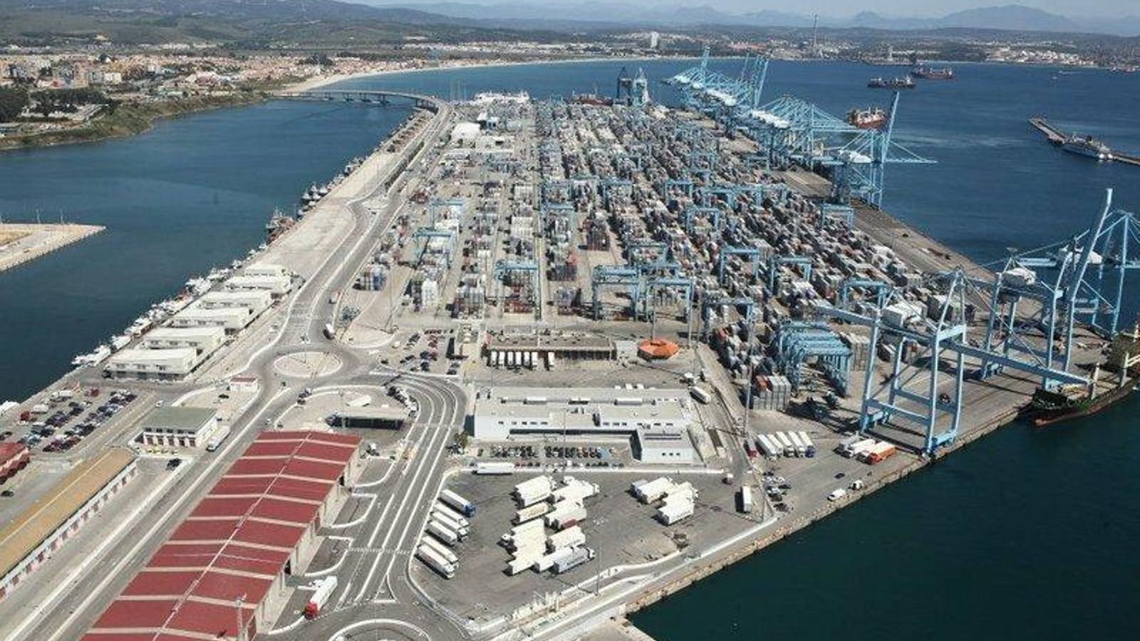 Vista aérea de los muelles de Algeciras. Vista aérea de los muelles de Algeciras.