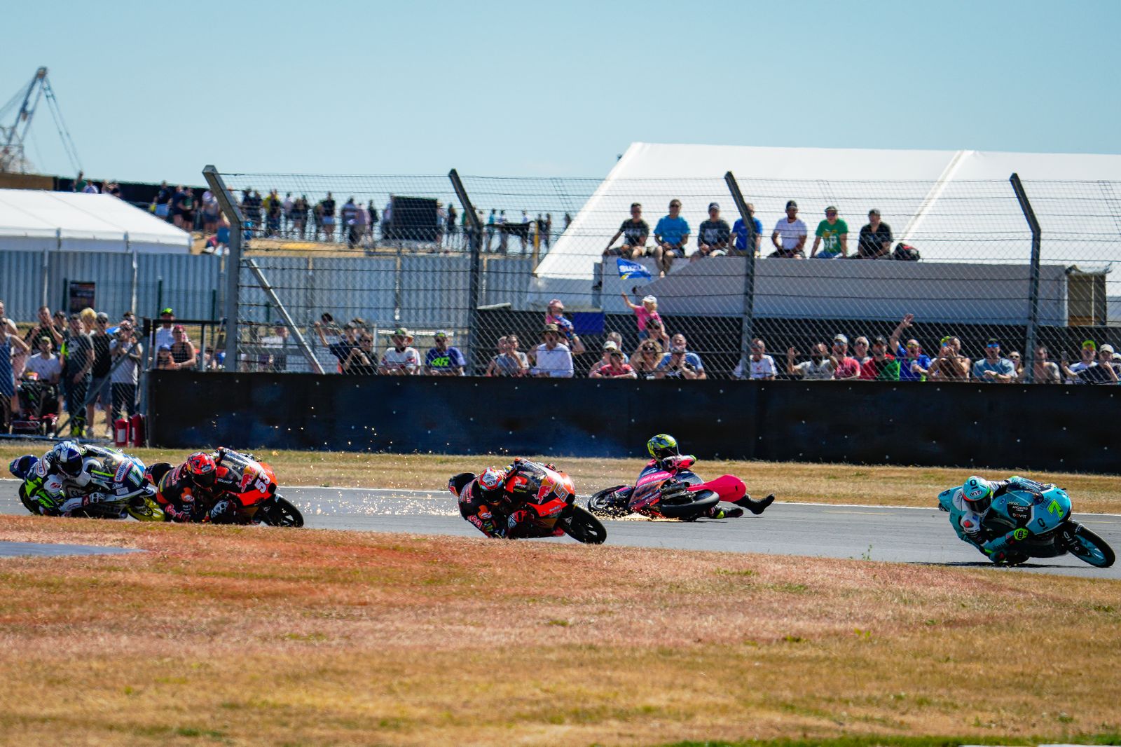 David Muñoz perdió el control de su moto y se fue al suelo.