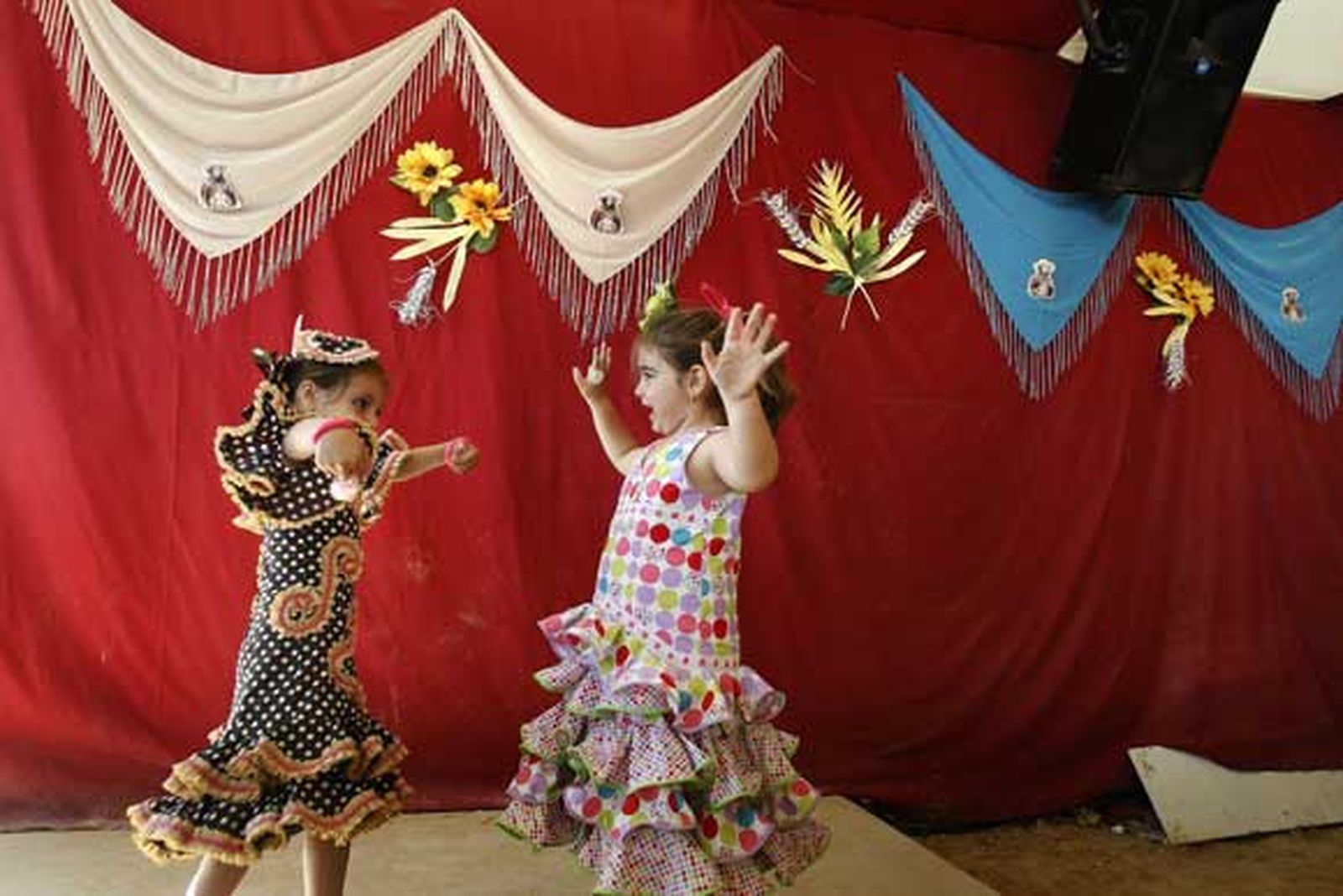 Dos pequeñas apurando las últimas sevillanas de la Feria

Foto: Fito Carreto