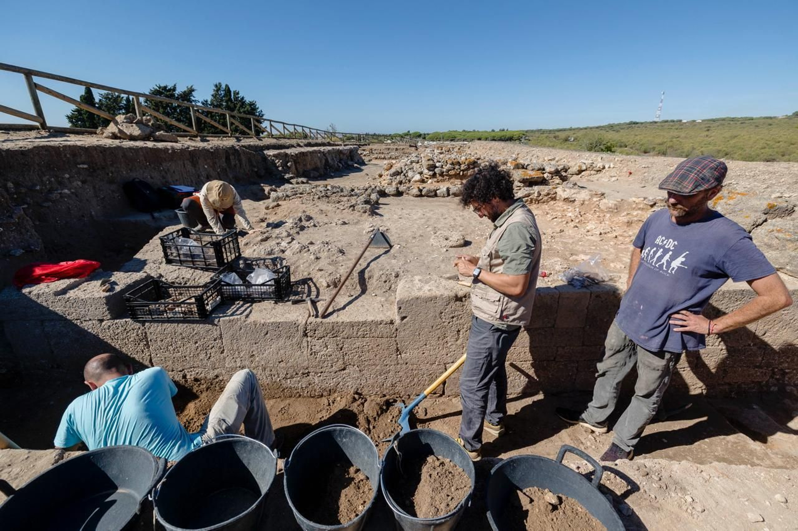 El equipo que se ha encargado de la excavación, junto a especialistas en varias materias, este viernes junto a la zona donde se exhumado la antigua puerta de entrada a la ciudad.