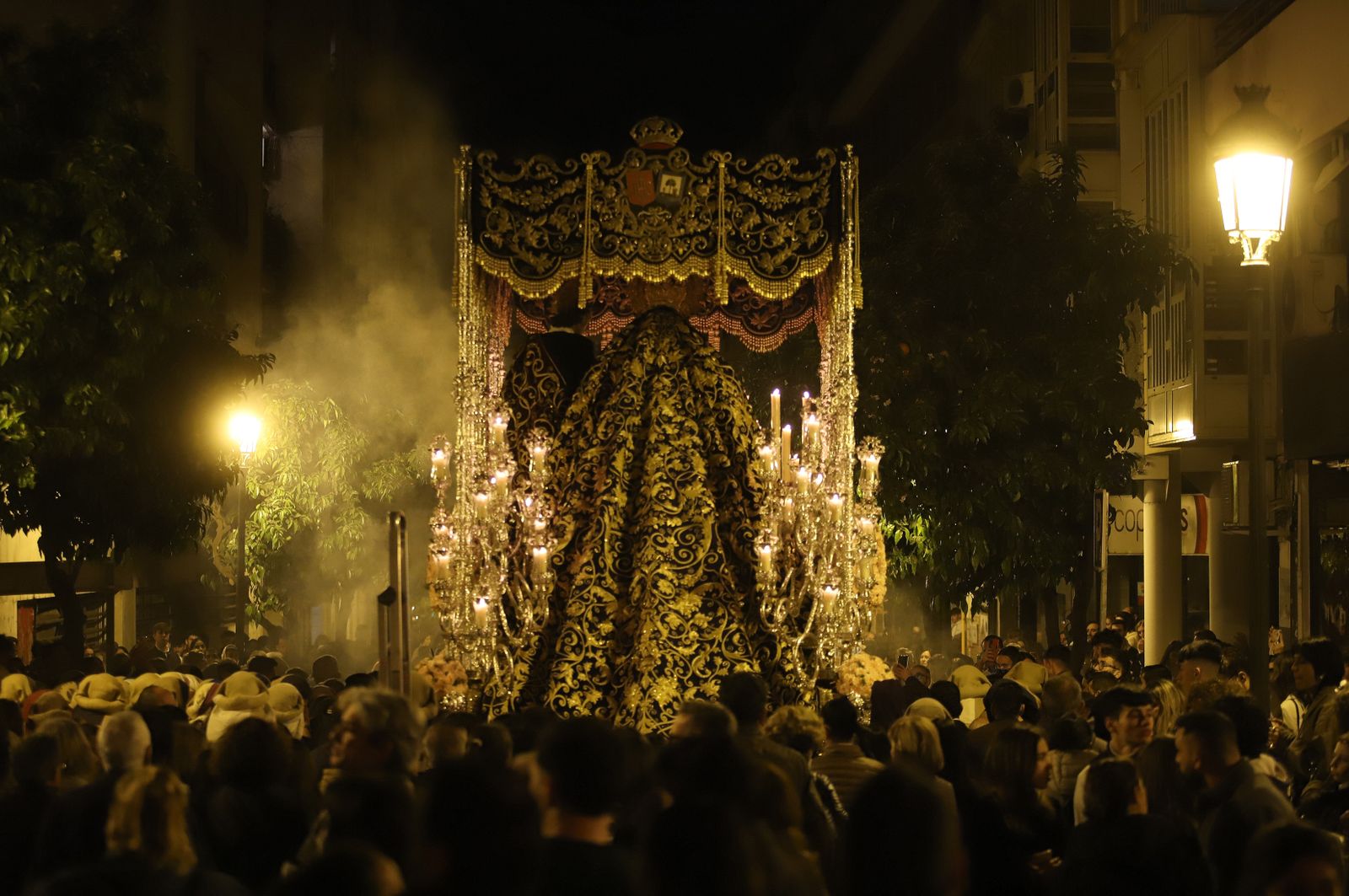 La Hermandad El Nazareno en la madrugá de la Semana Santa de Huelva 2023, en imágenes