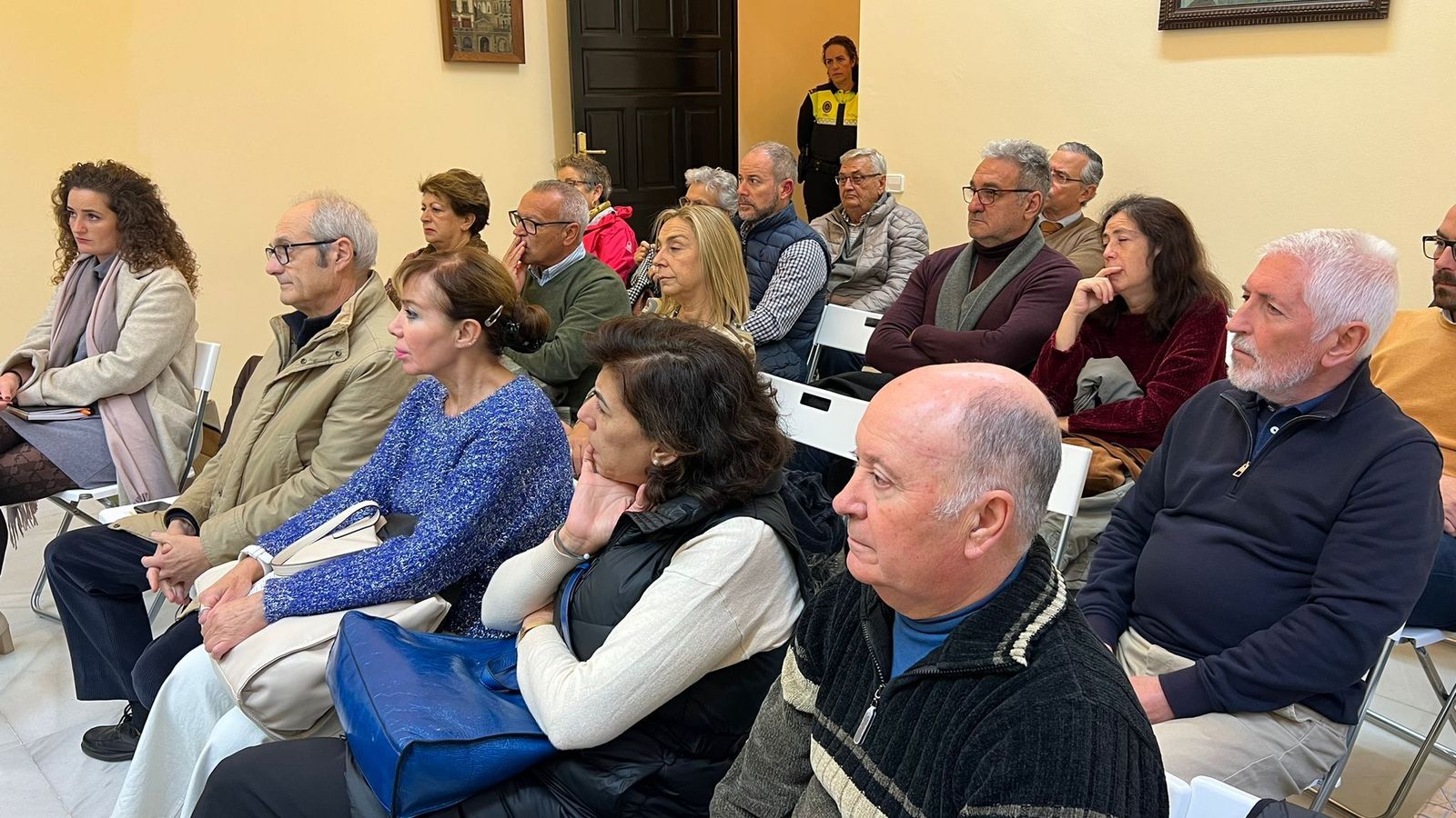 vecinos y comerciantes de la Macarena asistentes a la reunión en el Ayuntamiento.