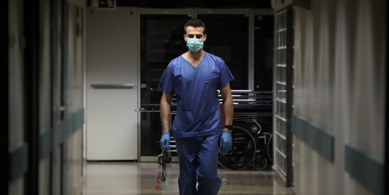 Un médico camina por un pasillo de las Urgencias del Reina Sofía.