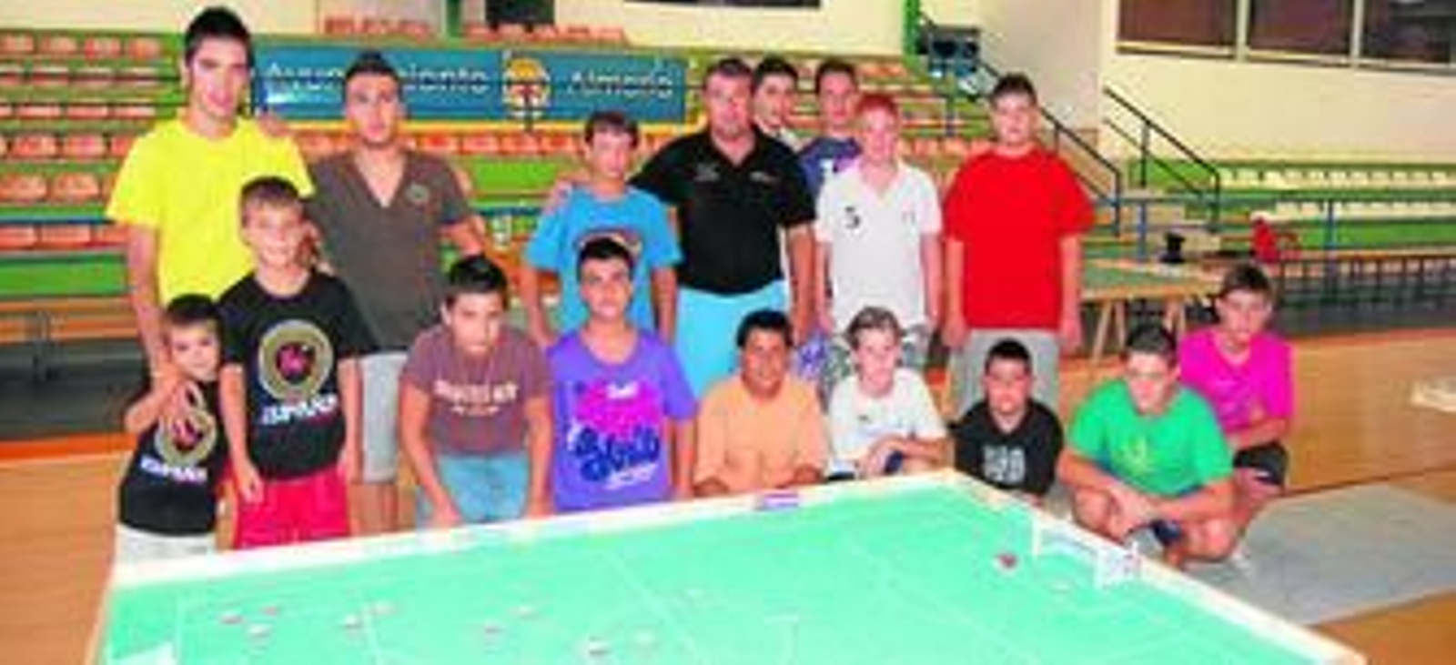 La plantilla al completo lista para empezar el partido.