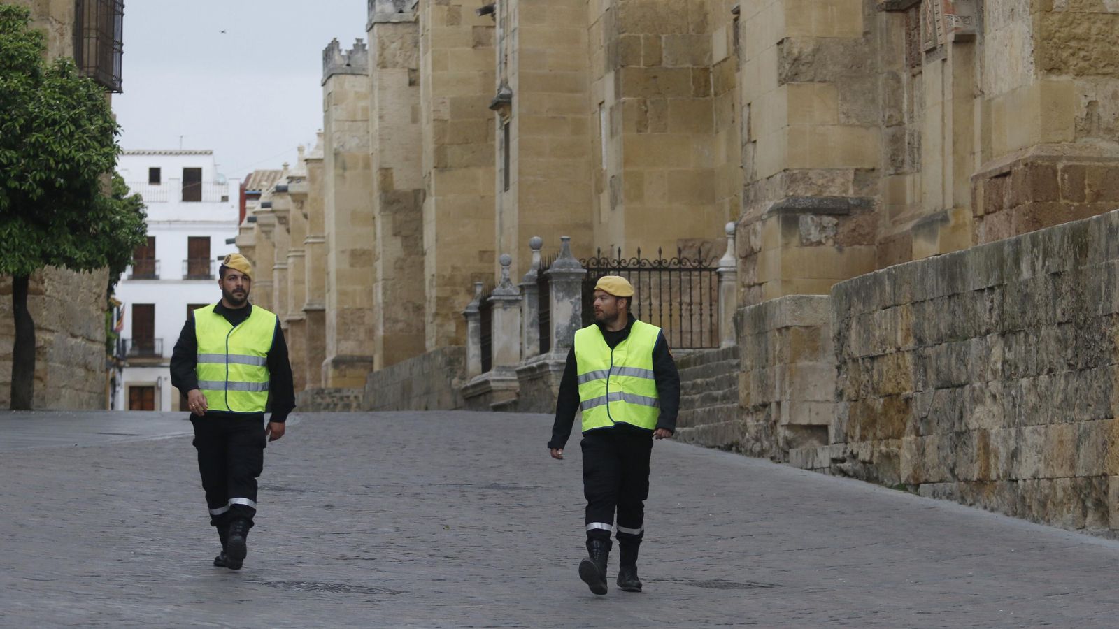 Efectivos de la UME custodian el entorno de la Mezquita.
