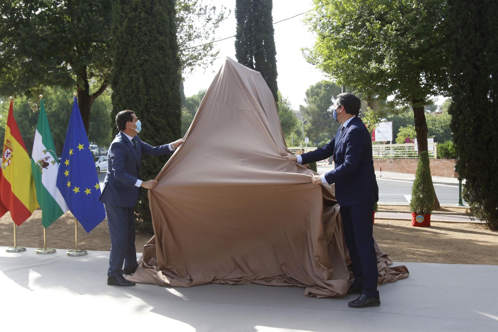 La escultura en honor a los sanitarios en Córdoba, en fotos