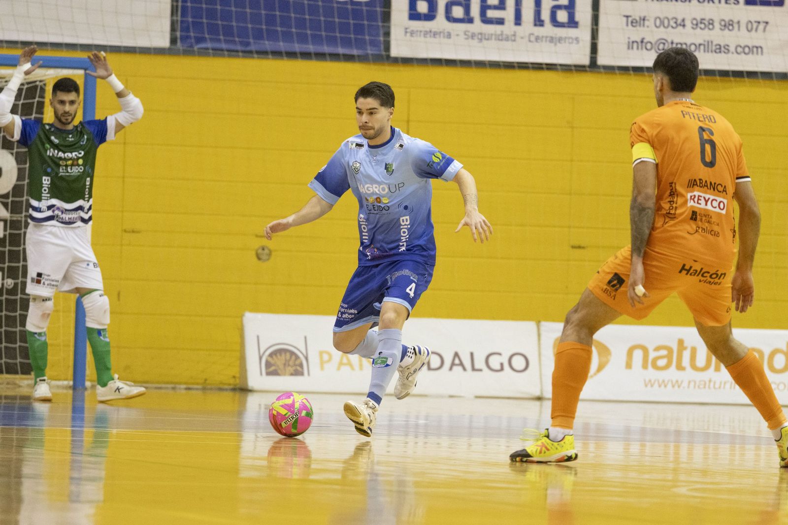 Dela se dispone a realizar un pase durante un encuentro disputado por los celestes en casa esta temporada.