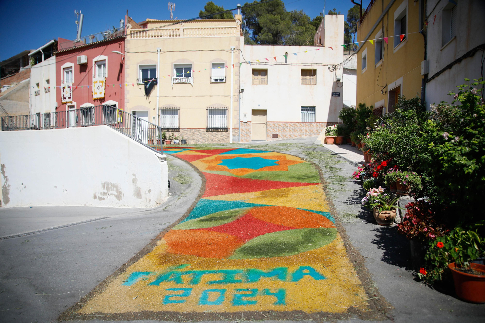 Así es la gran alfombra de serrín para que levite la Virgen de Fátima de Tíjola