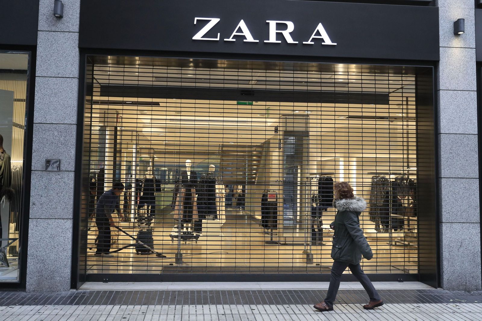 Una de las tiendas de Zara cerrada.